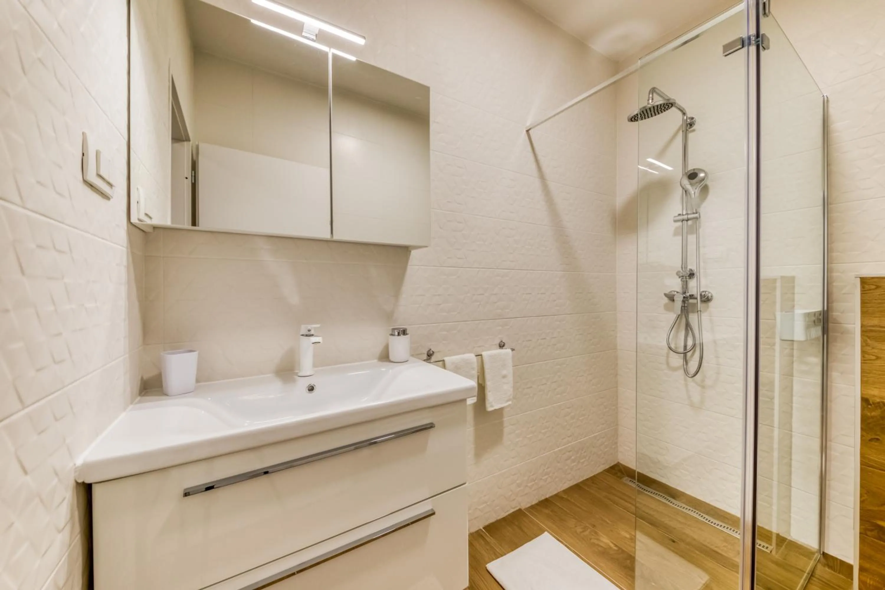 Shower in Apartmani Leptir