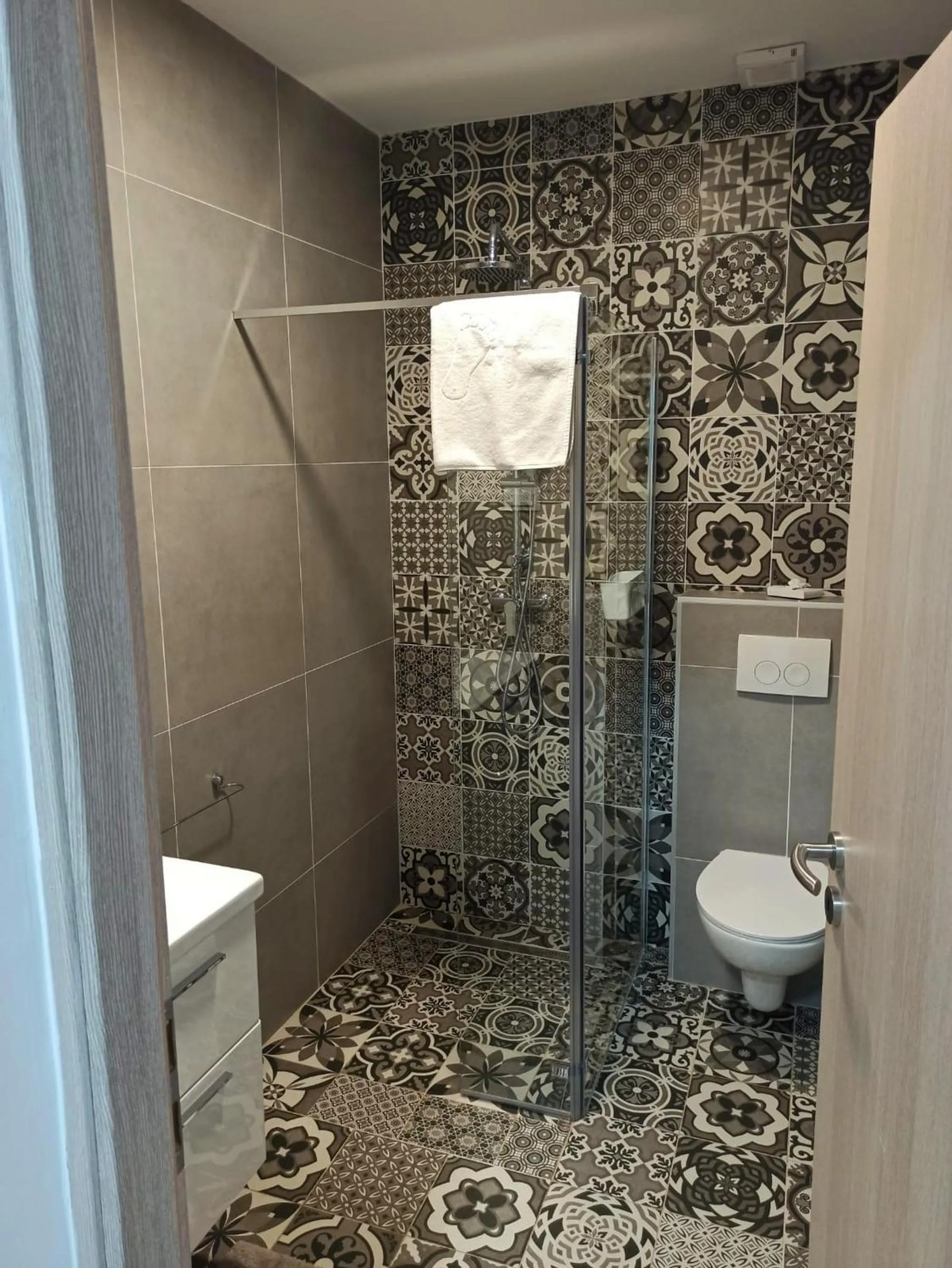 Shower in Apartmani Leptir