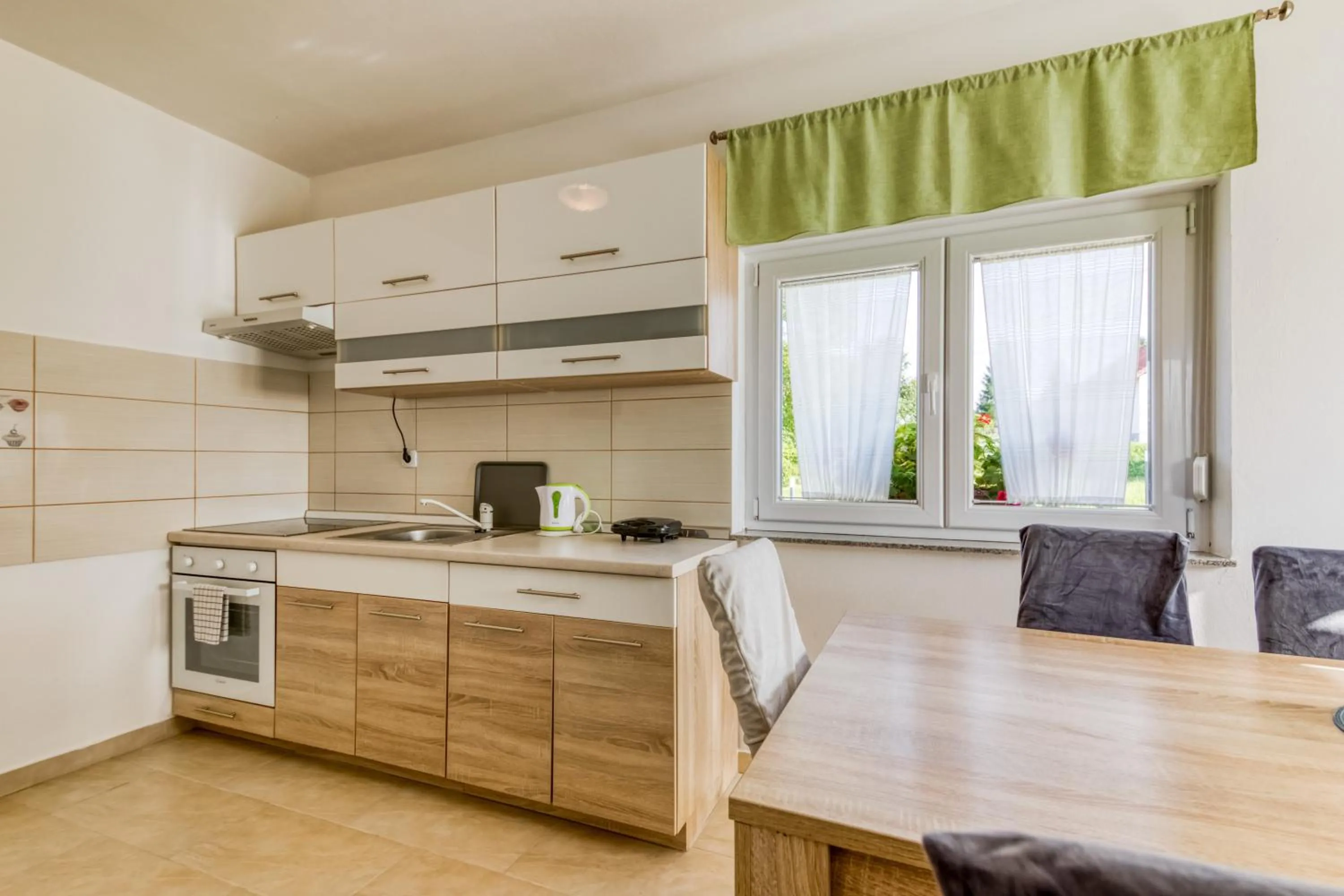 Kitchen or kitchenette in Apartmani Leptir