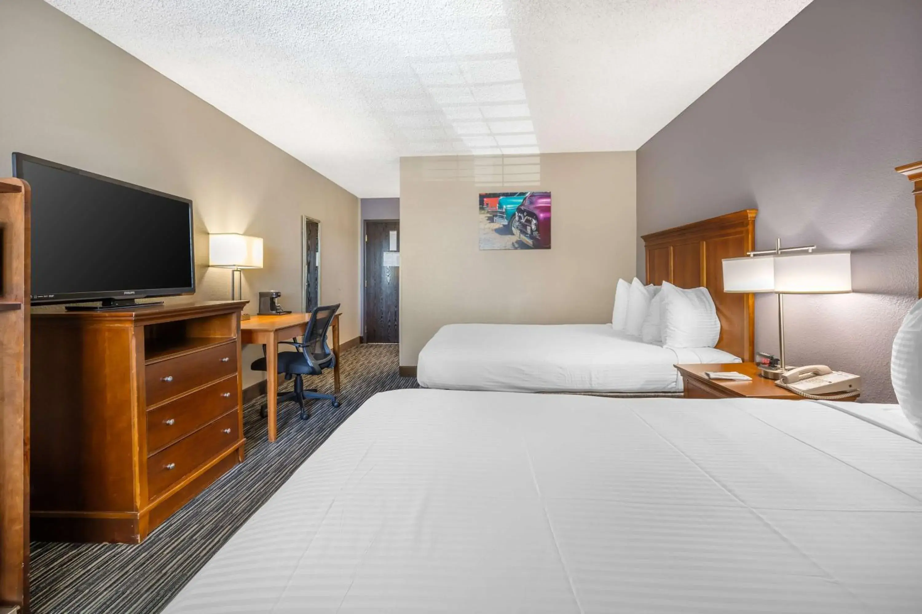 Queen Room with Two Queen Beds with Mobility Accessible Roll-In Shower in Best Western McCarran Inn Queen Room with Two Queen Beds with Mobility Accessible Roll-In Shower in Best Western McCarran Inn