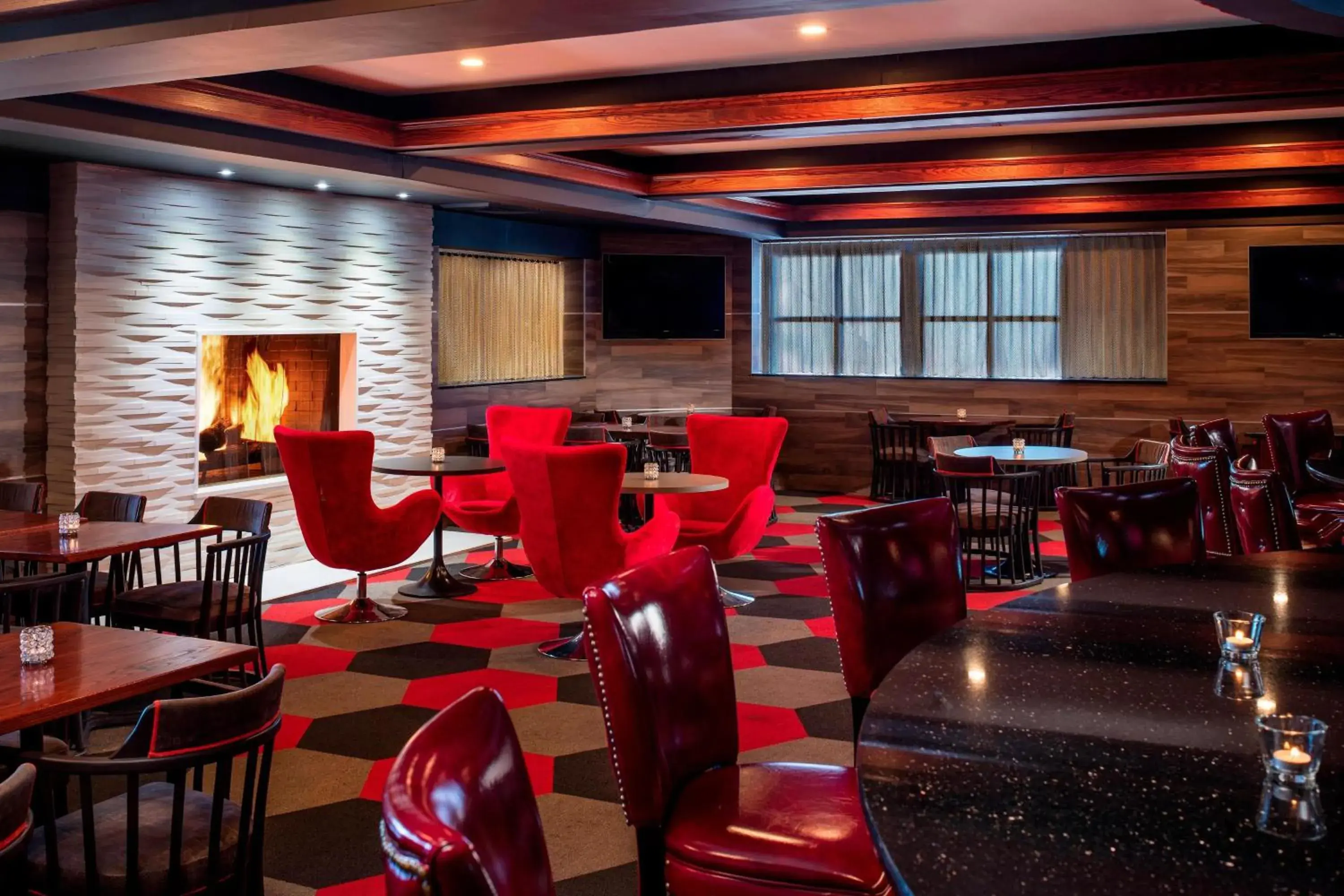 Lounge or bar in Four Points by Sheraton Chicago O'Hare Lounge or bar in Four Points by Sheraton Chicago O'Hare