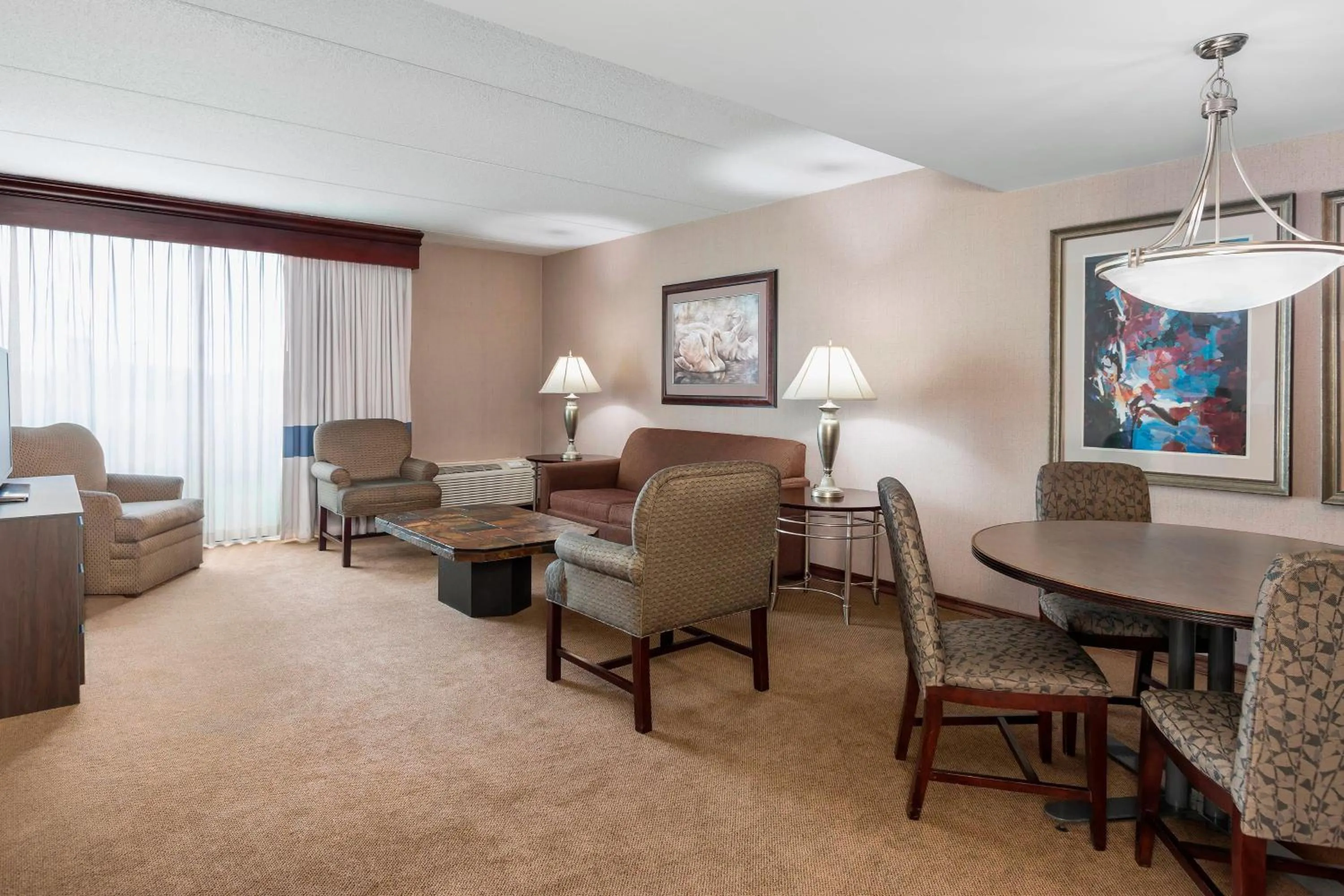 Living room in Four Points by Sheraton Chicago O'Hare
