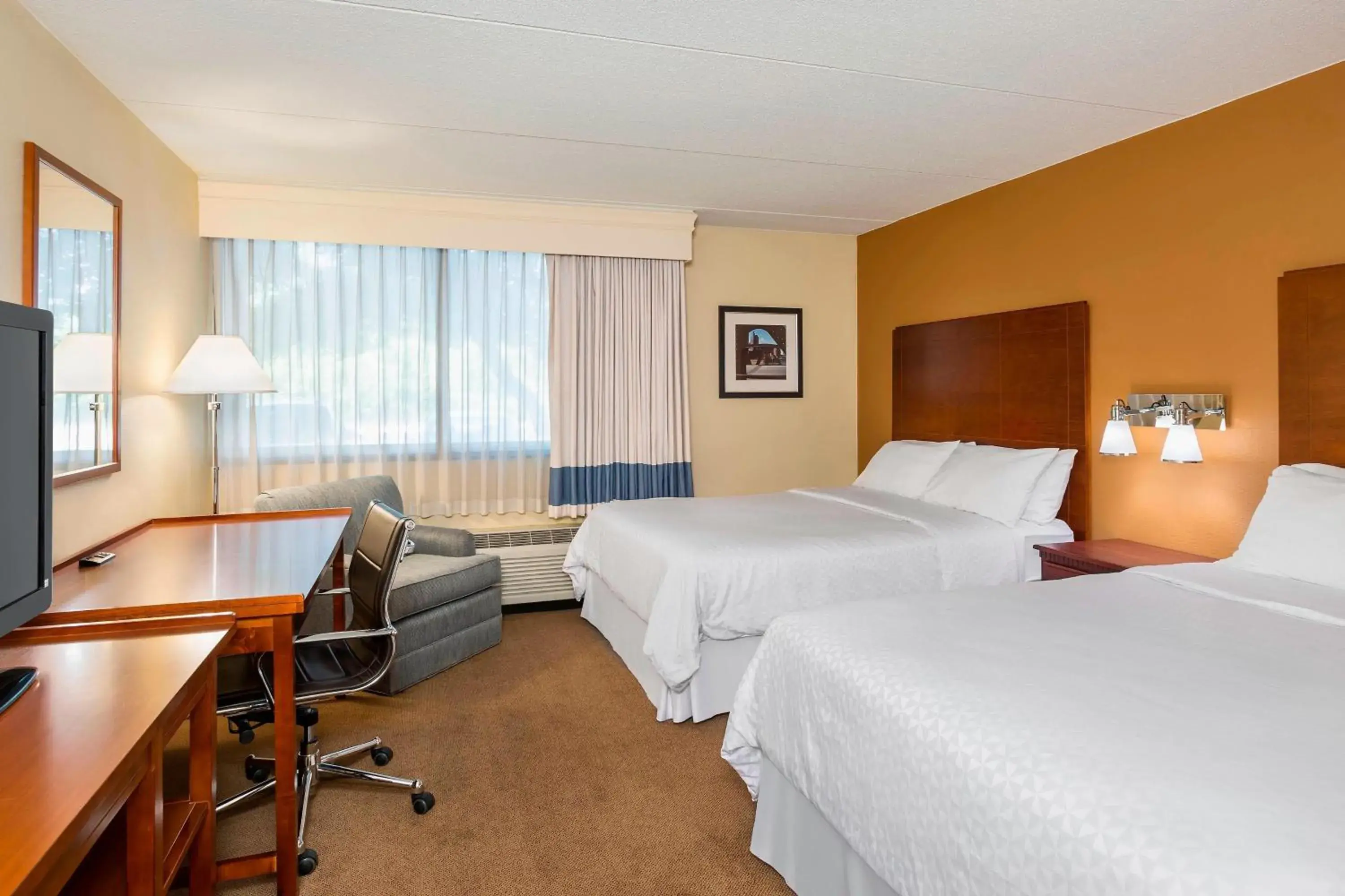 Superior Queen Room with Two Queen Beds in Four Points by Sheraton Chicago O'Hare Superior Queen Room with Two Queen Beds in Four Points by Sheraton Chicago O'Hare