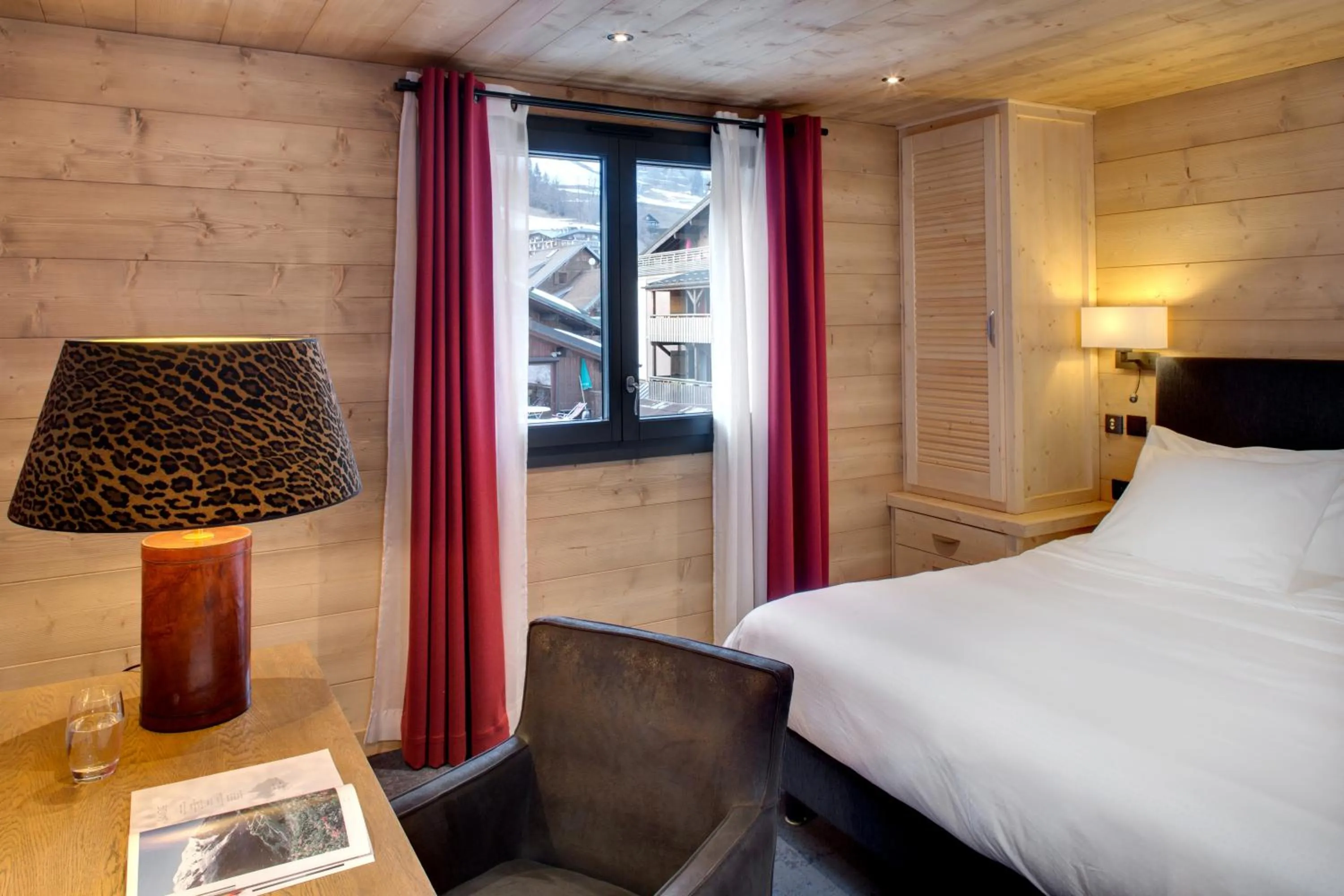 Decorative detail, Bed in Chalet-Hôtel La Marmotte, La Tapiaz & SPA, The Originals Relais