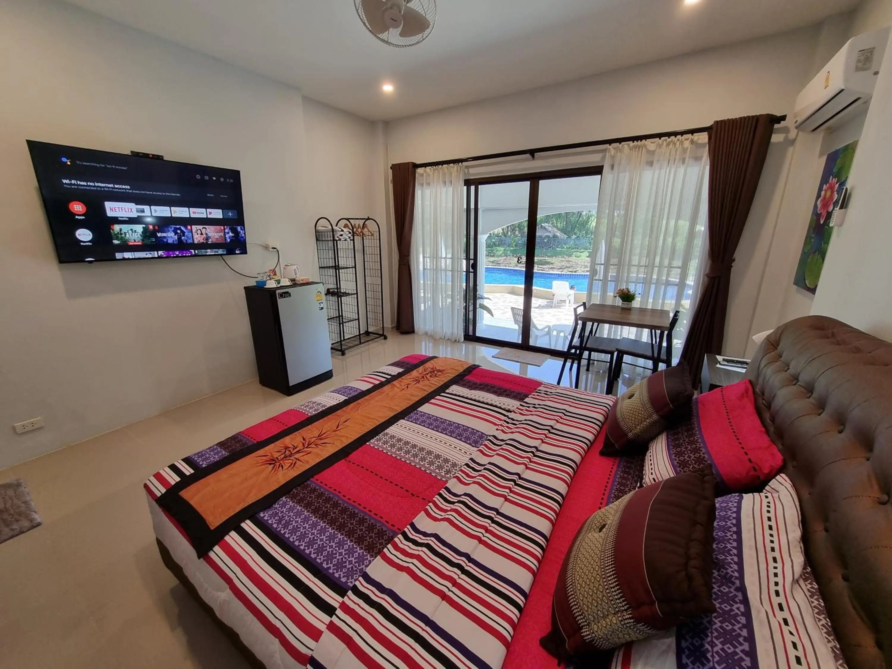 Swimming pool, Bed in Bua Daeng Homestay Resort