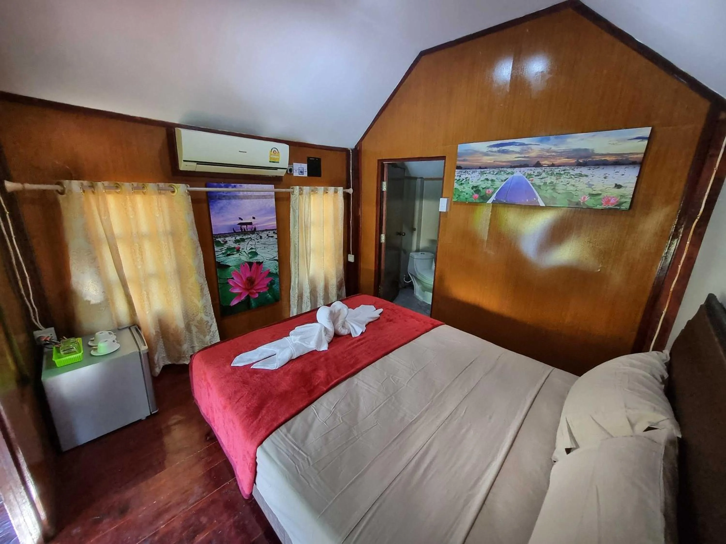Photo of the whole room, Bed in Bua Daeng Homestay Resort