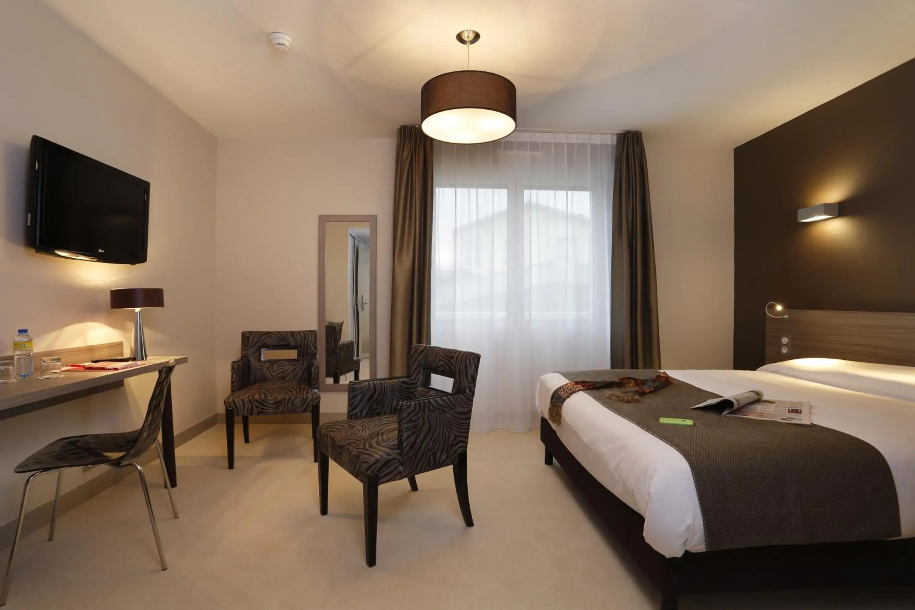 Photo of the whole room, Bed in The Originals City, Hôtel Les Thermes de l'Avenue, Dax Photo of the whole room, Bed in The Originals City, Hôtel Les Thermes de l'Avenue, Dax