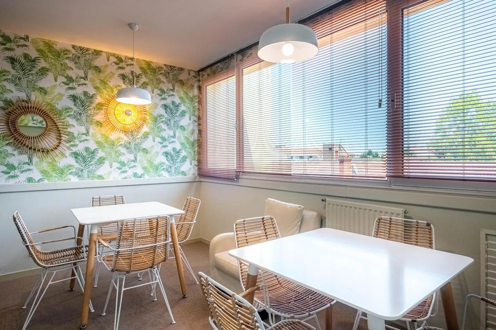 Seating area in The Originals City, Hôtel Les Thermes de l'Avenue, Dax