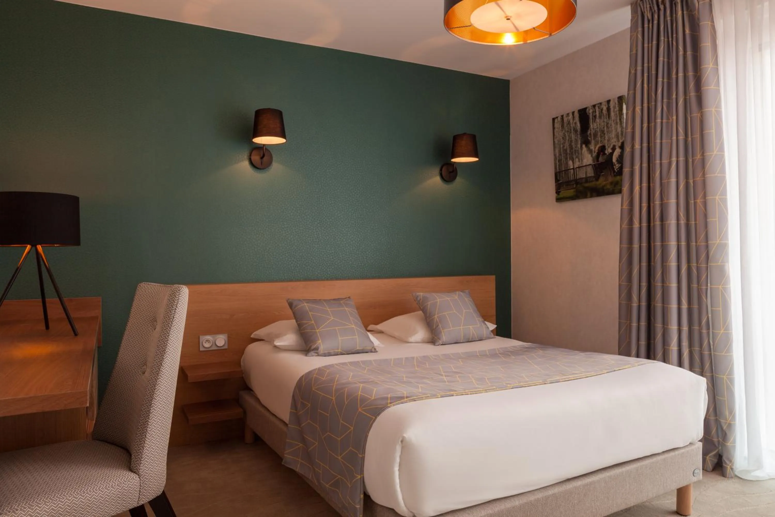 Bedroom, Bed in The Originals City, Hôtel Les Thermes de l'Avenue, Dax