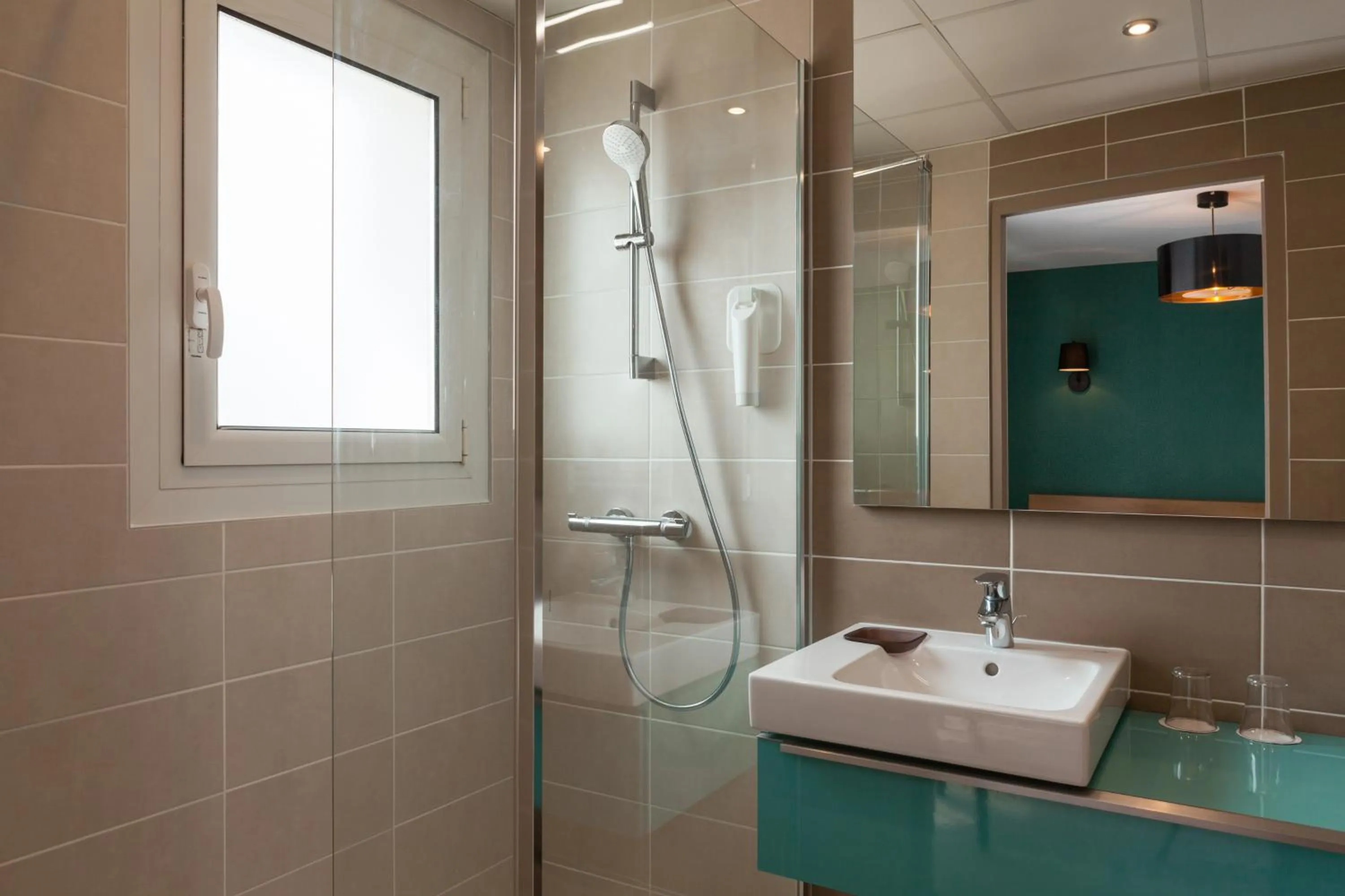 Shower in The Originals City, Hôtel Les Thermes de l'Avenue, Dax