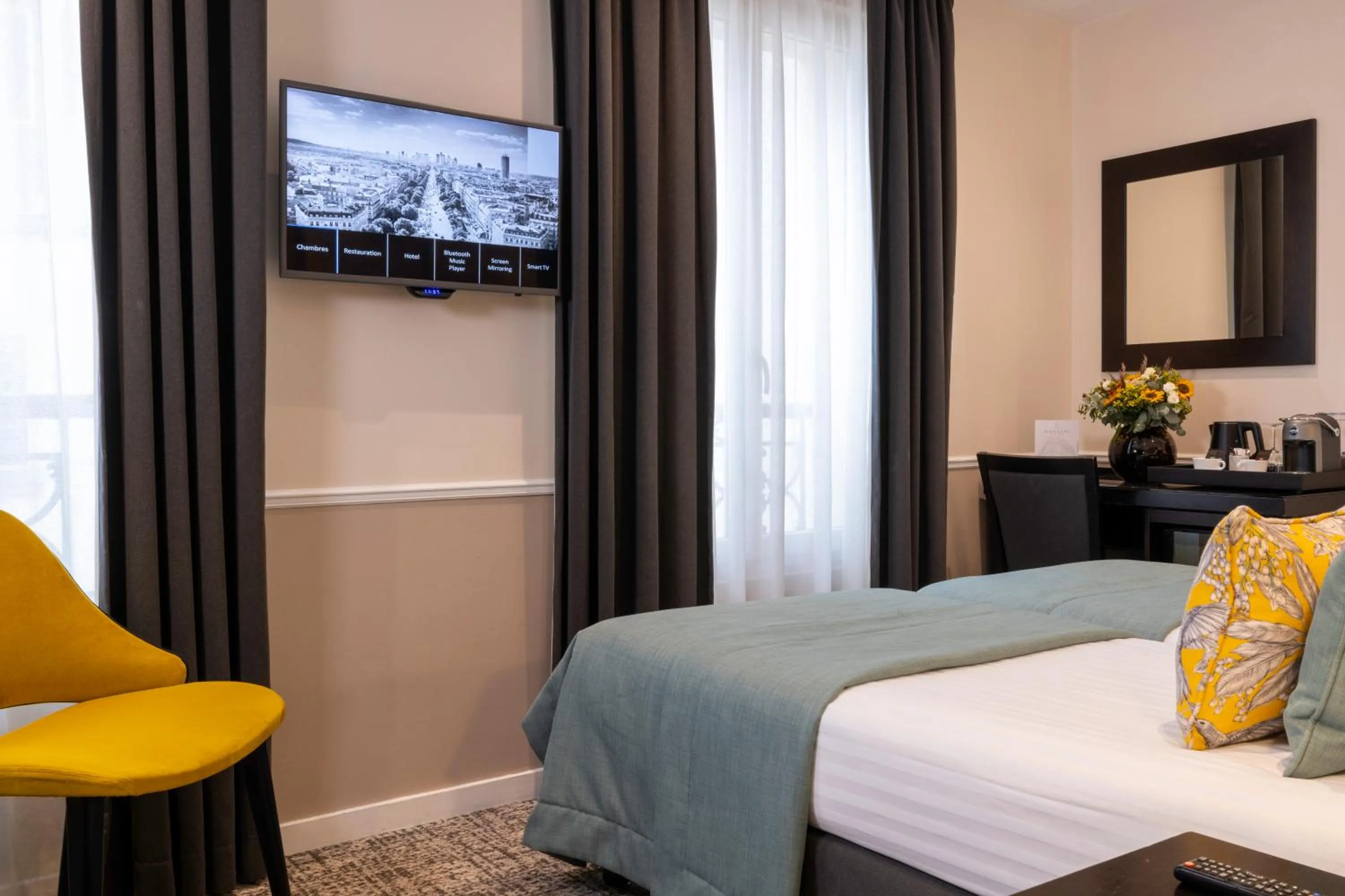 Bed in Hotel Park Lane Paris