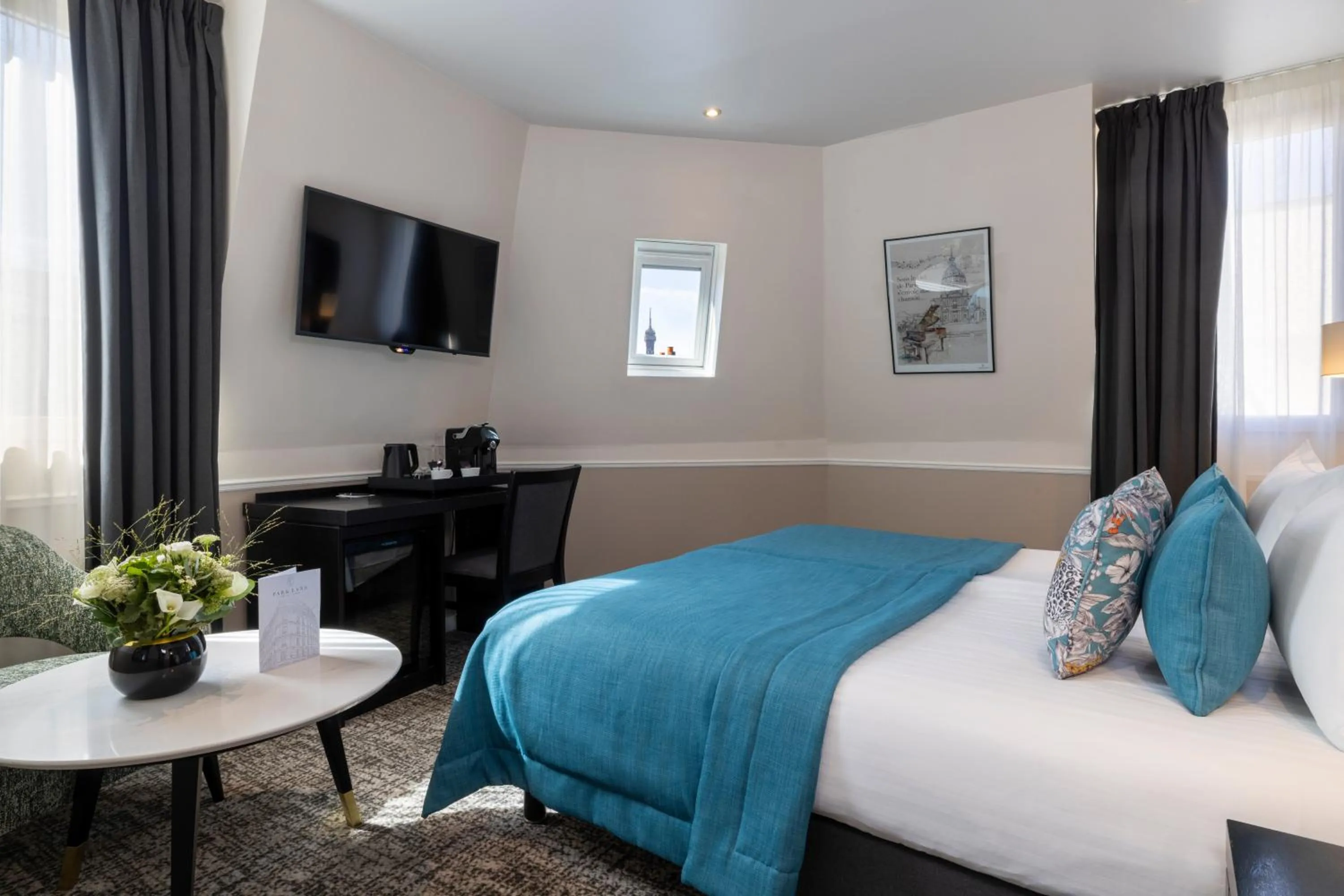 Bed in Hotel Park Lane Paris