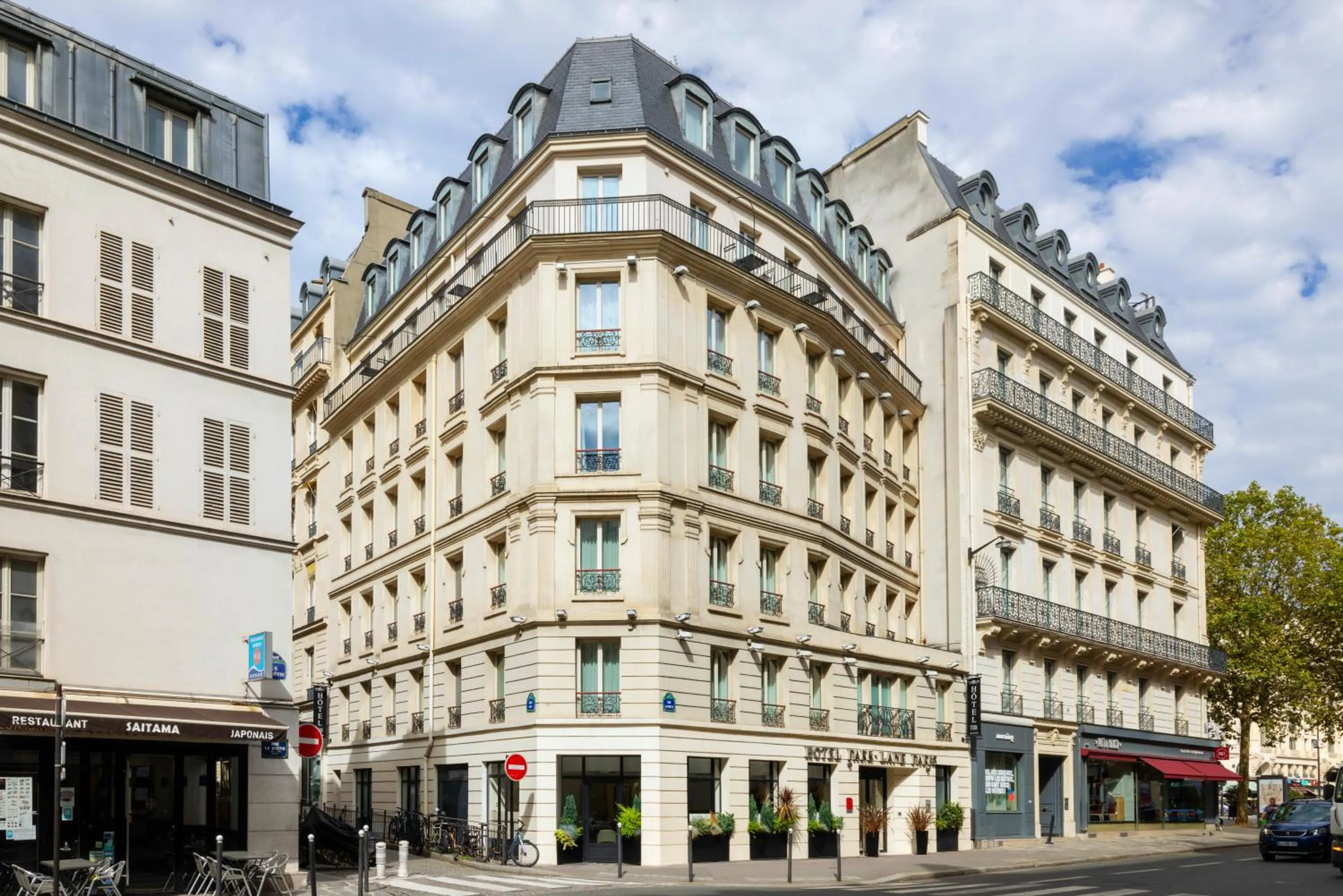 Property building in Hotel Park Lane Paris
