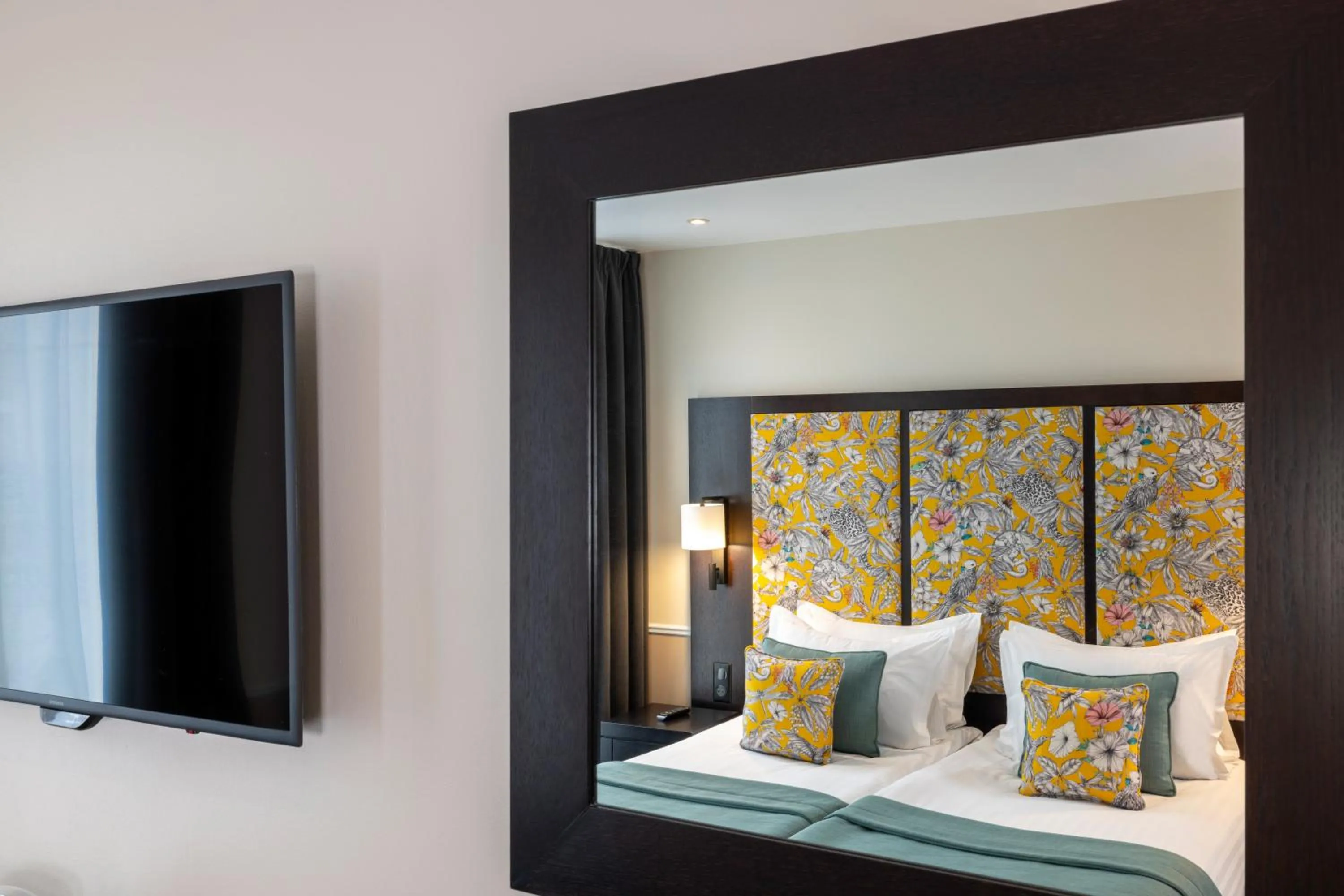 Bed in Hotel Park Lane Paris