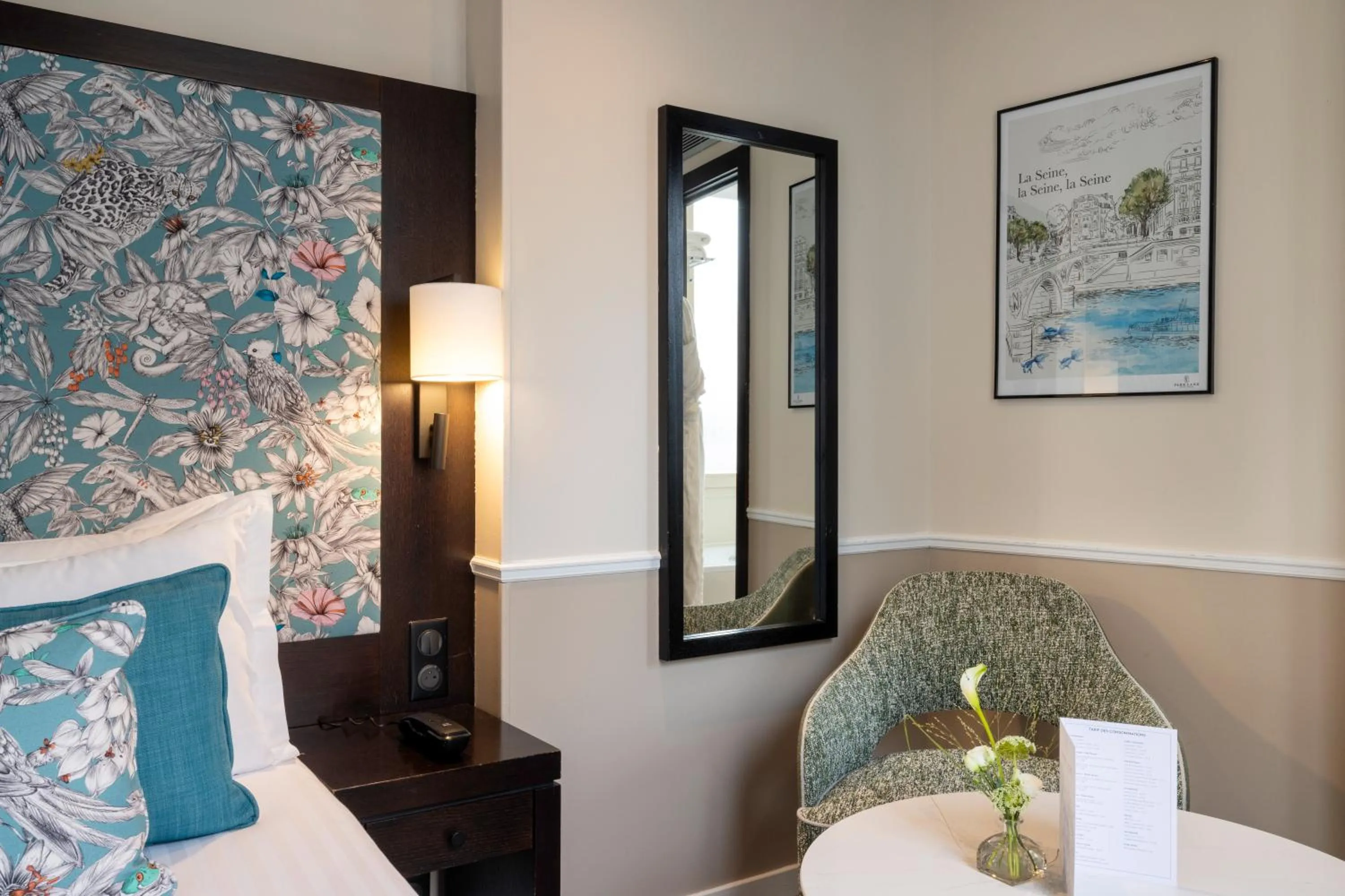 Bed in Hotel Park Lane Paris