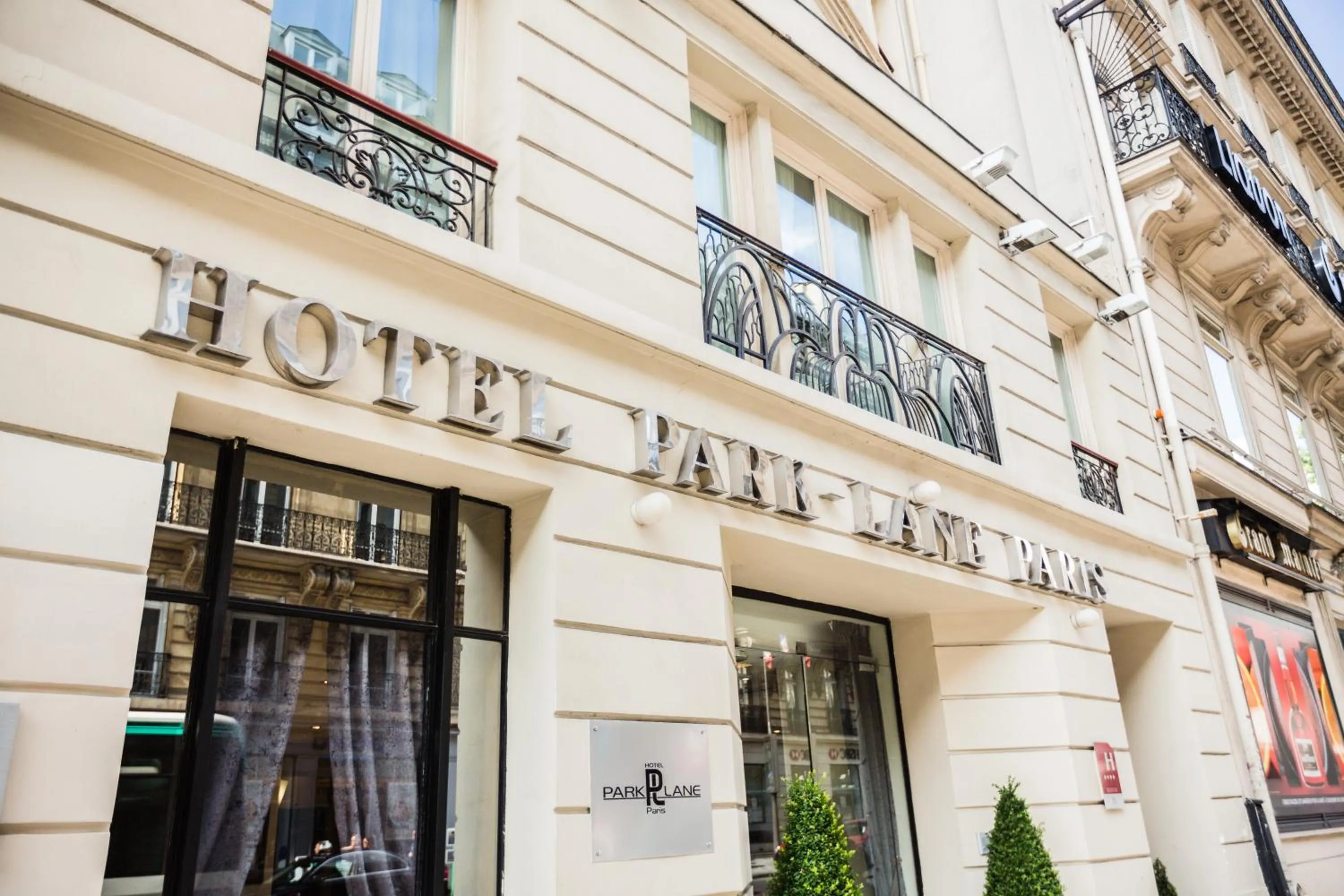 Facade/entrance in Hotel Park Lane Paris