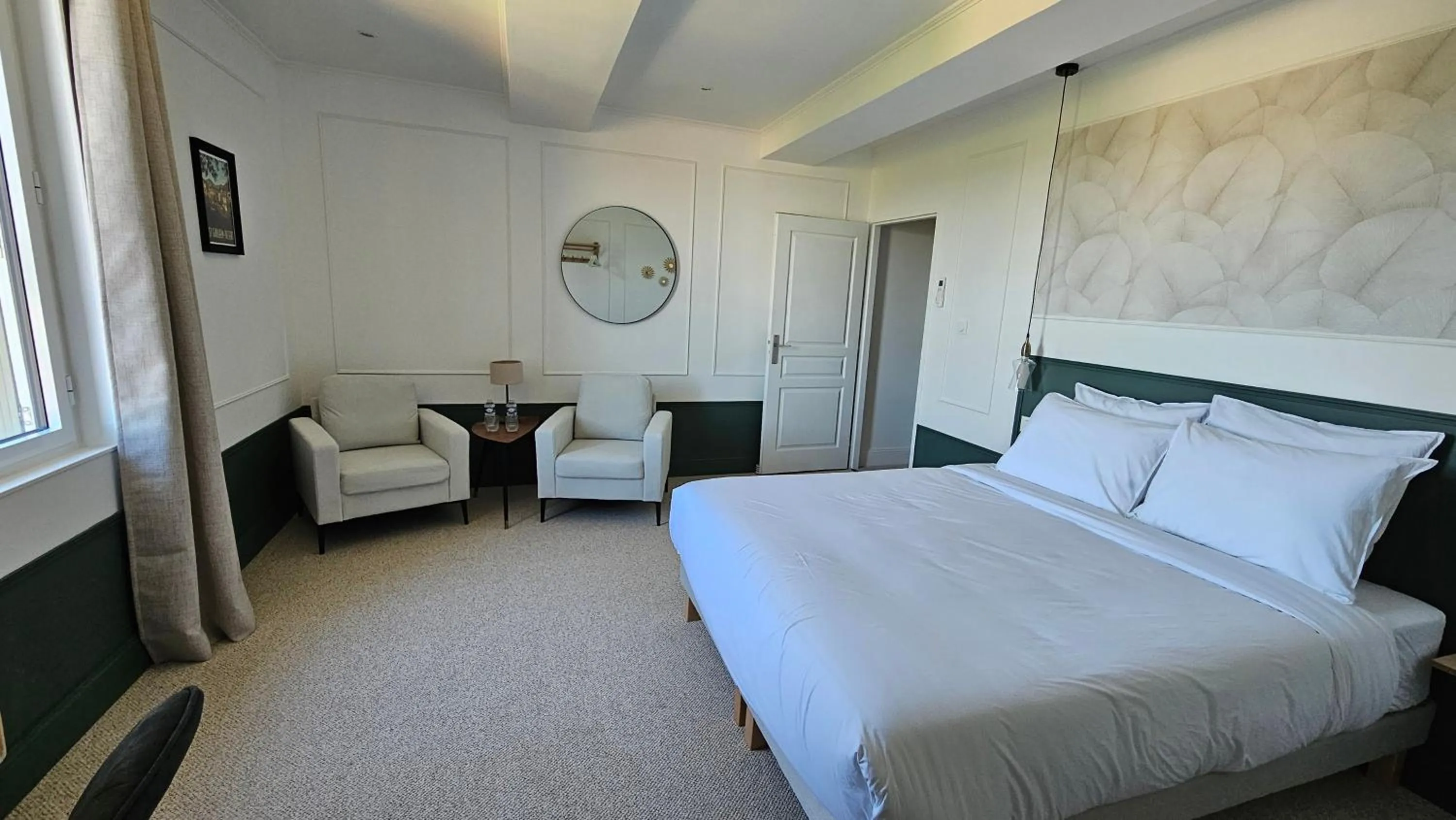 Photo of the whole room, Bed in La Suite Gignac