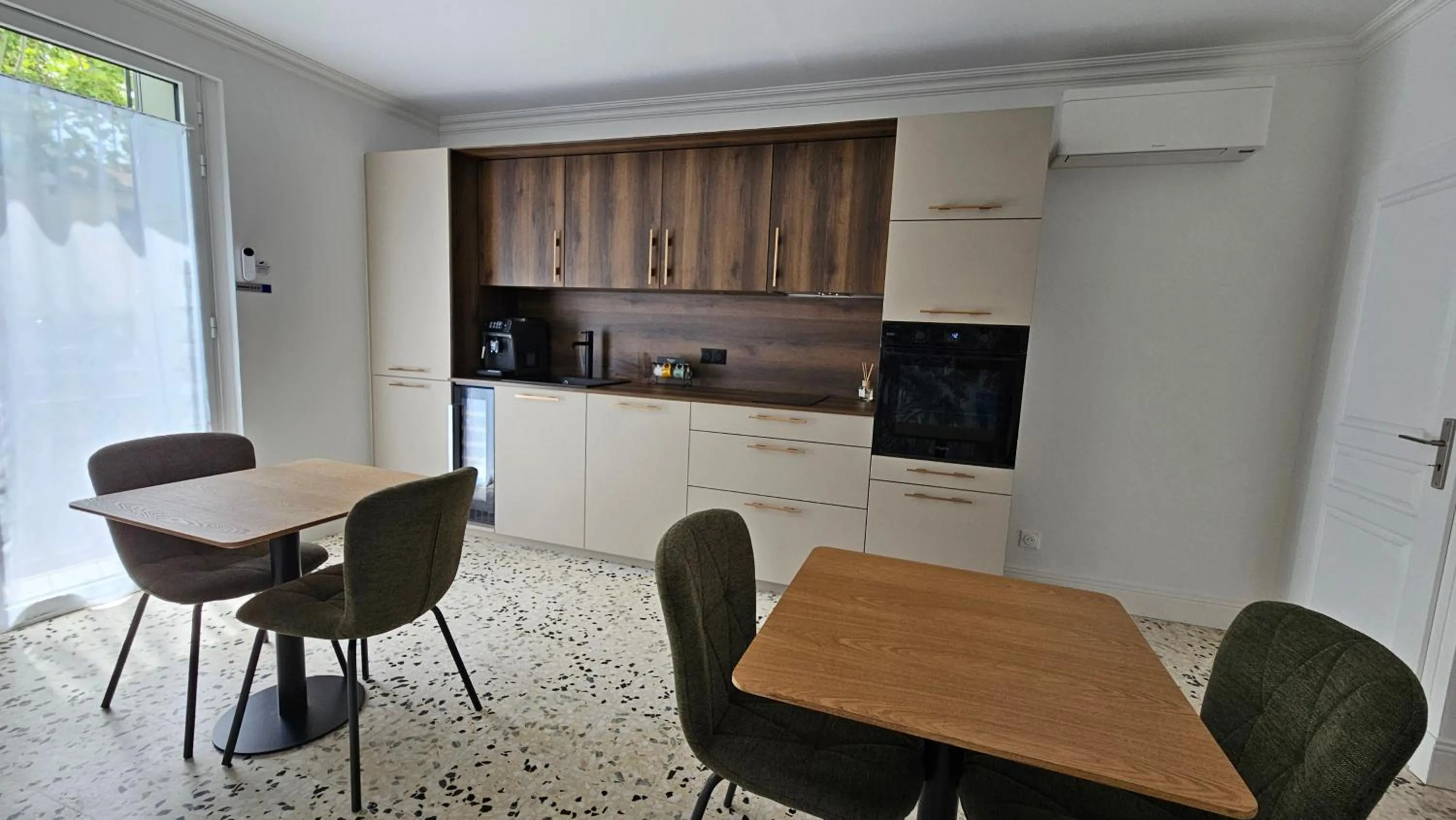 Communal kitchen in La Suite Gignac