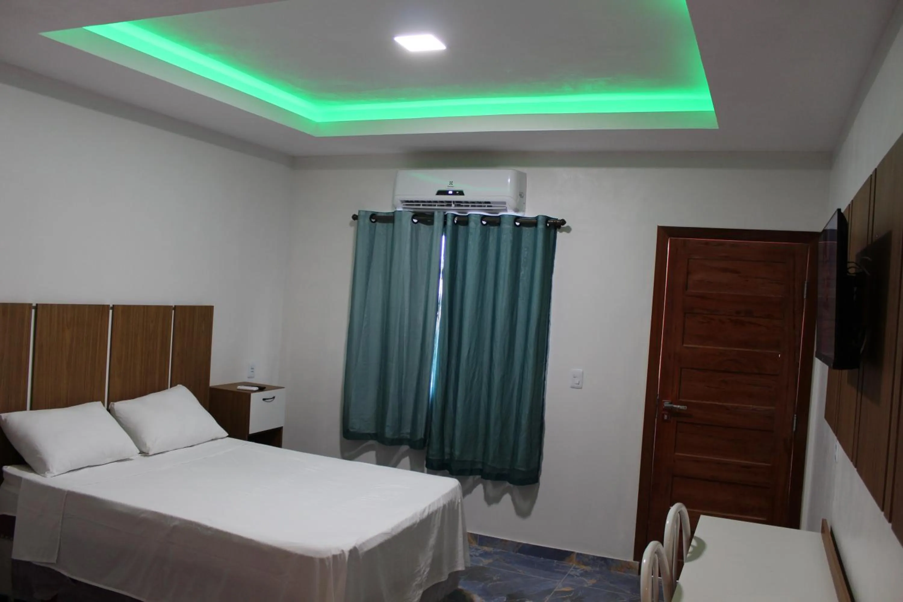 Bed in Hotel Jardim Tropical