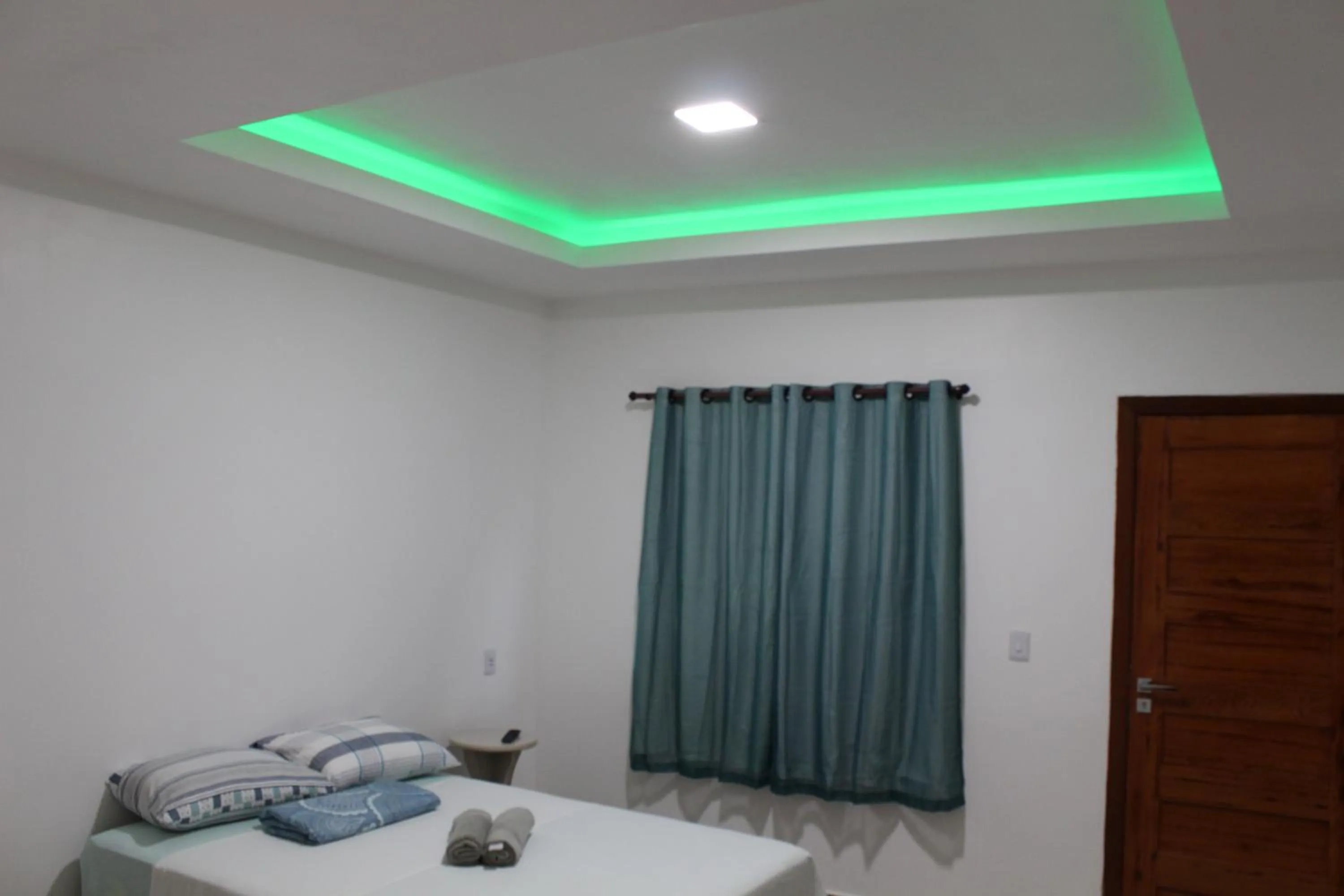 Bed in Hotel Jardim Tropical