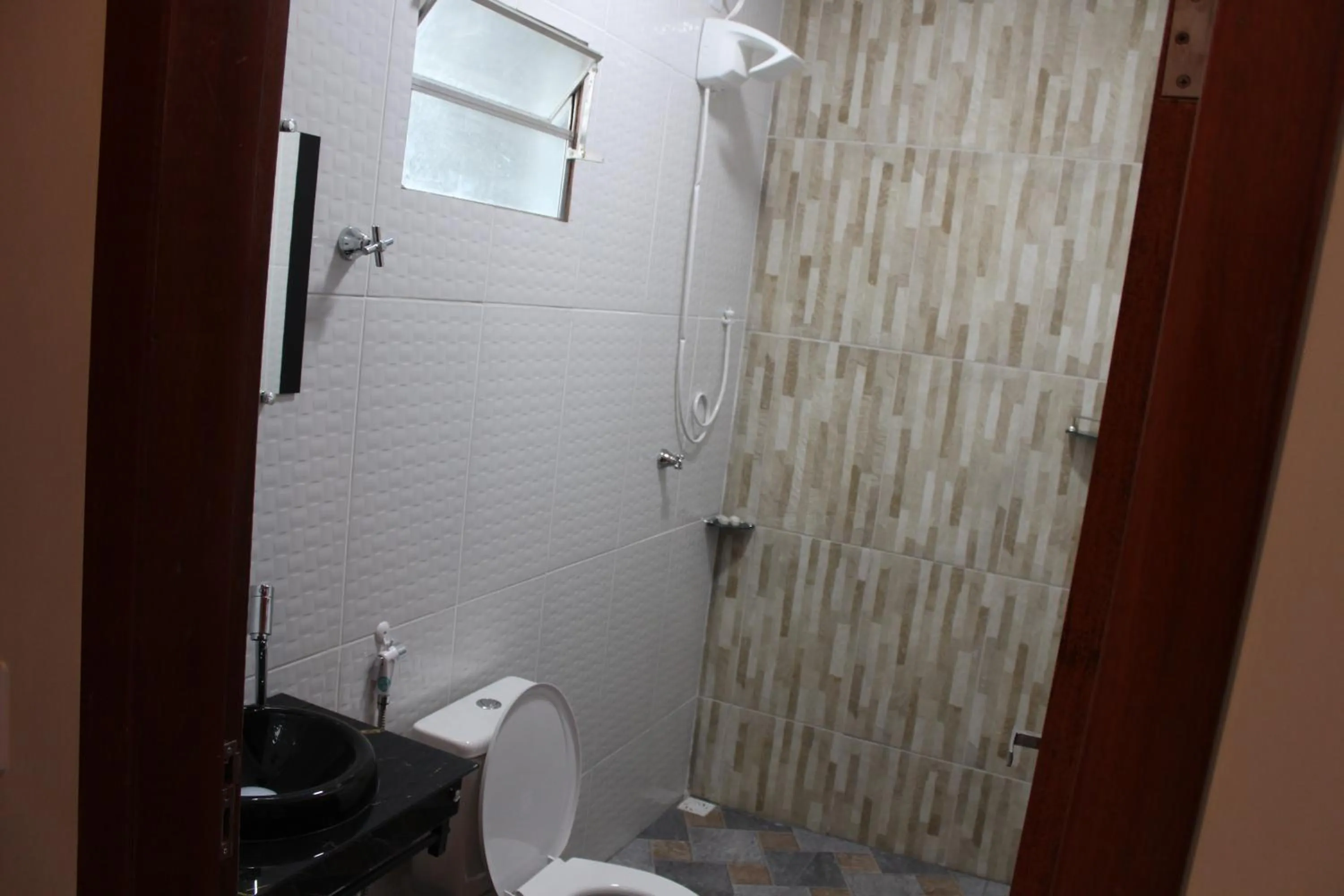 Shower in Hotel Jardim Tropical