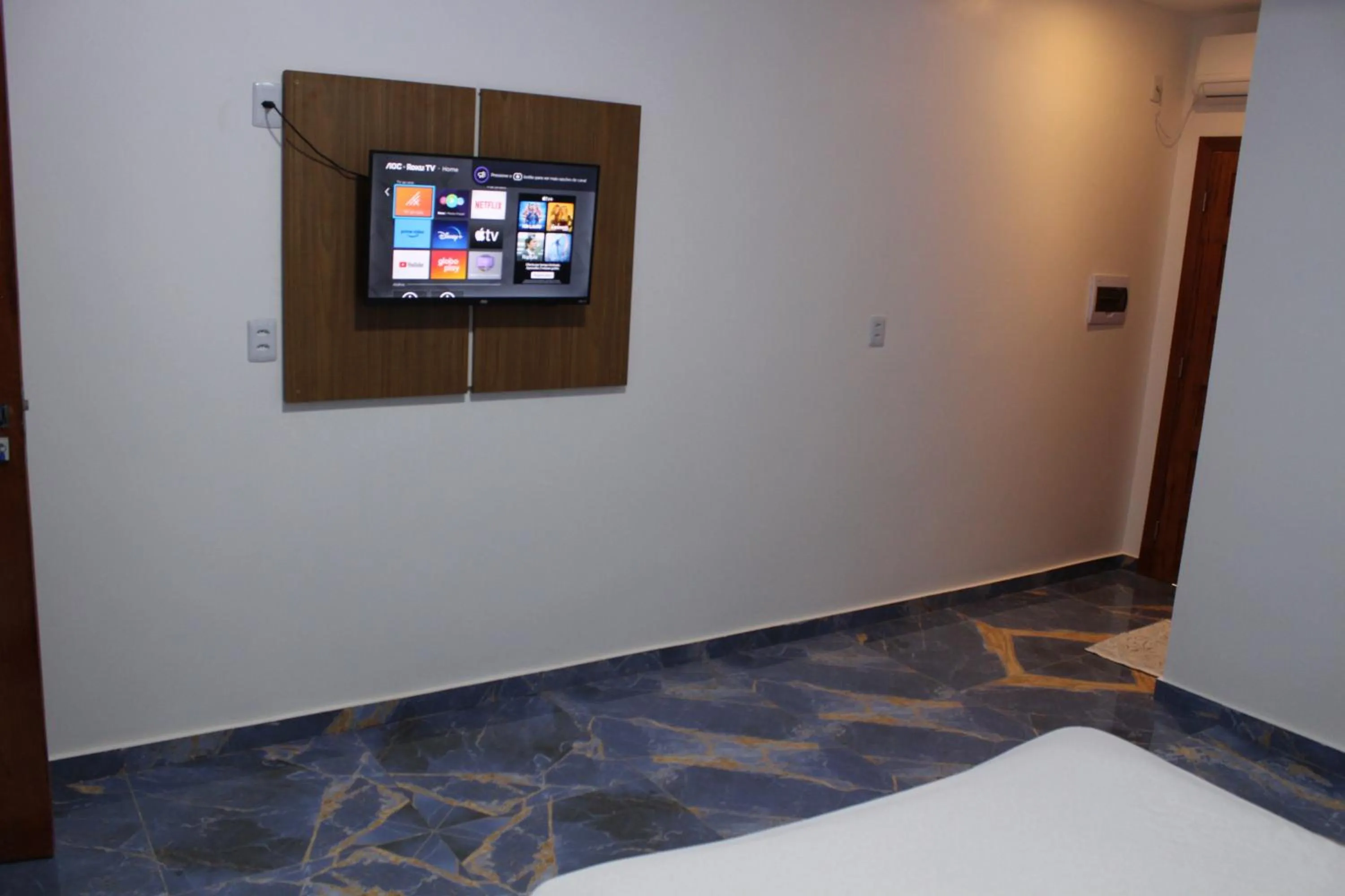 TV and multimedia in Hotel Jardim Tropical