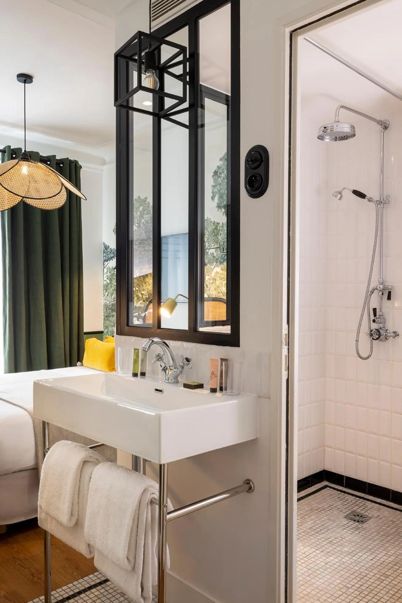 Bedroom, Bed in Avalon Cosy Hotel Paris