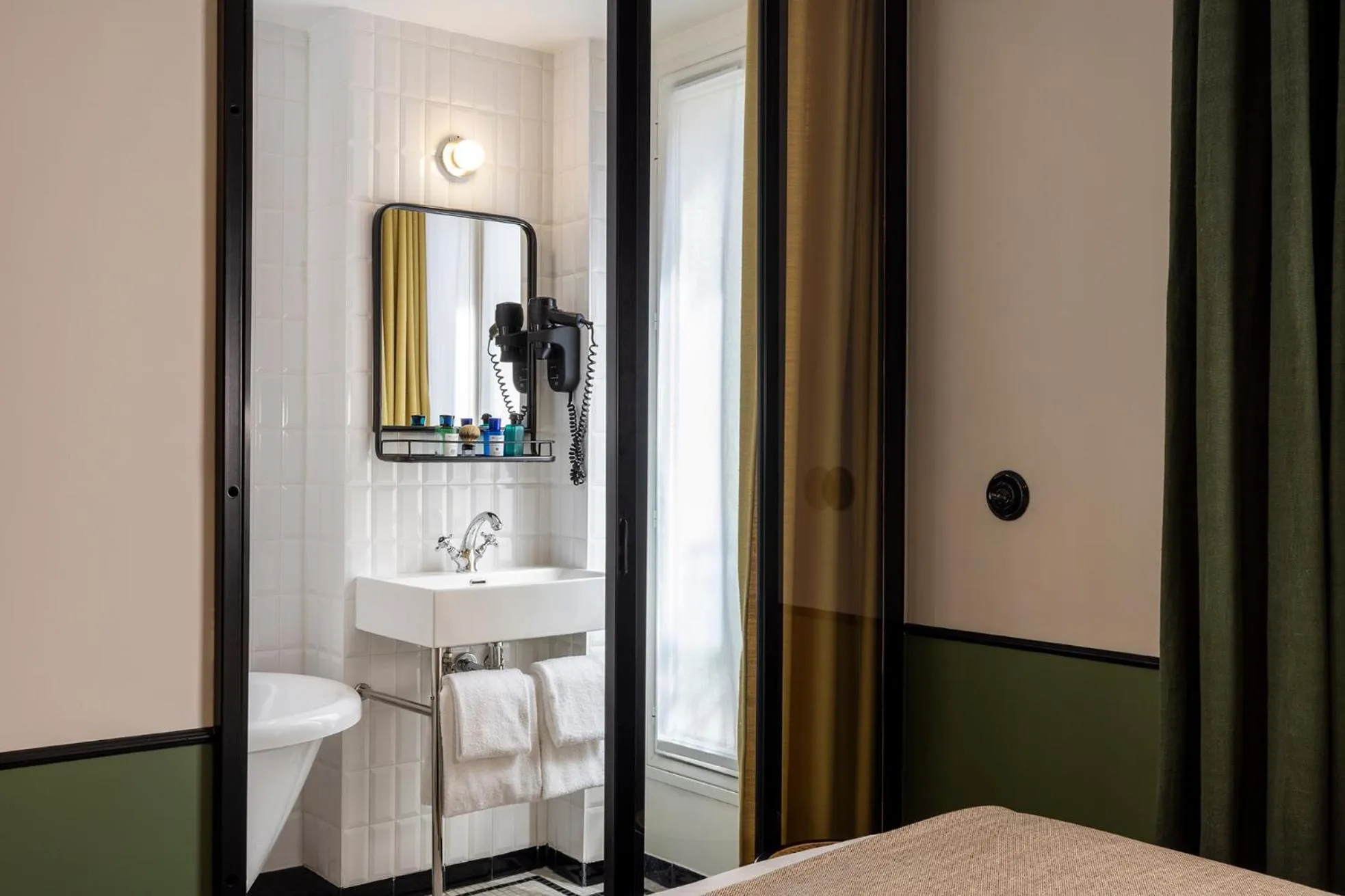 Photo of the whole room, Bed in Avalon Cosy Hotel Paris