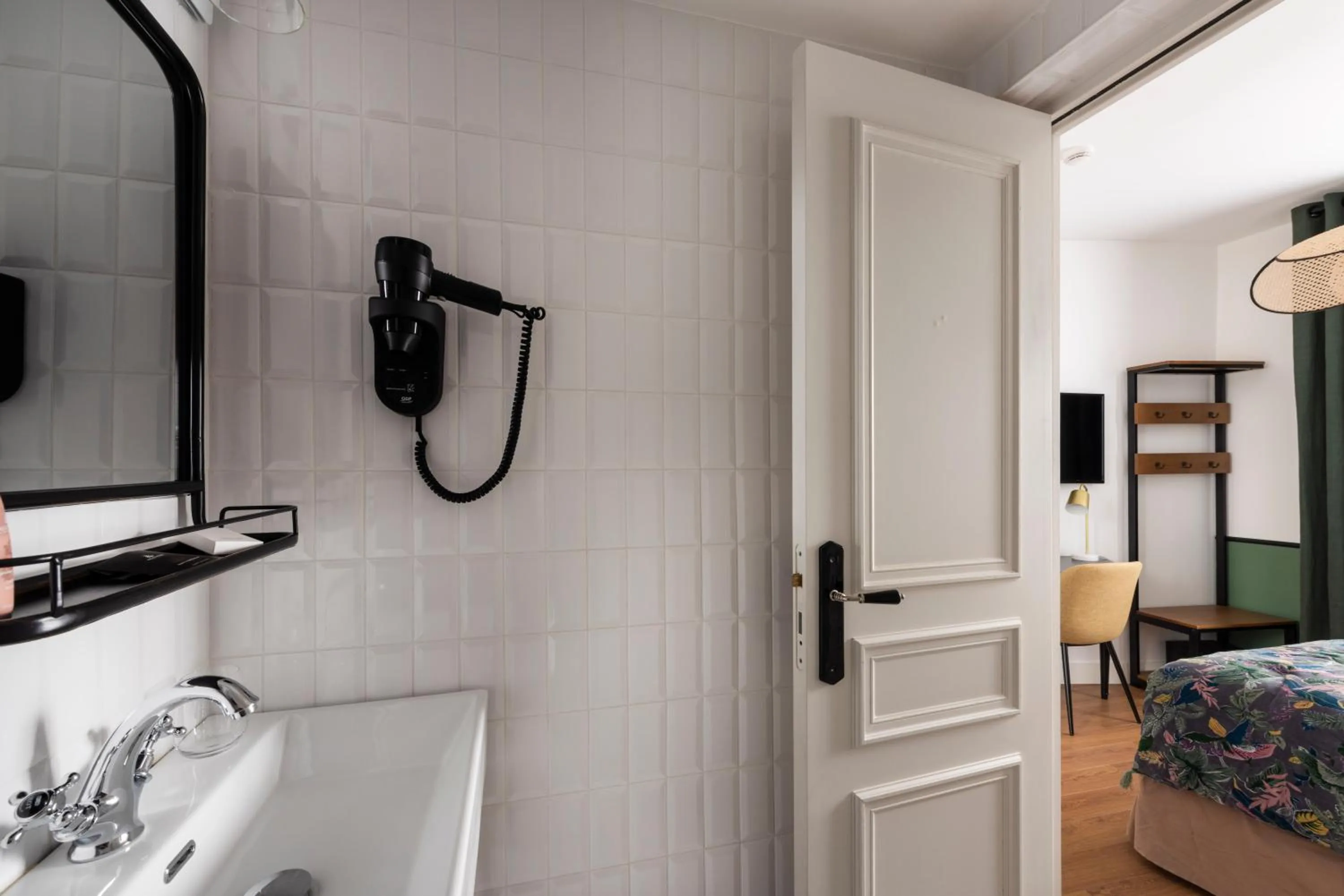 Bathroom in Avalon Cosy Hotel Paris