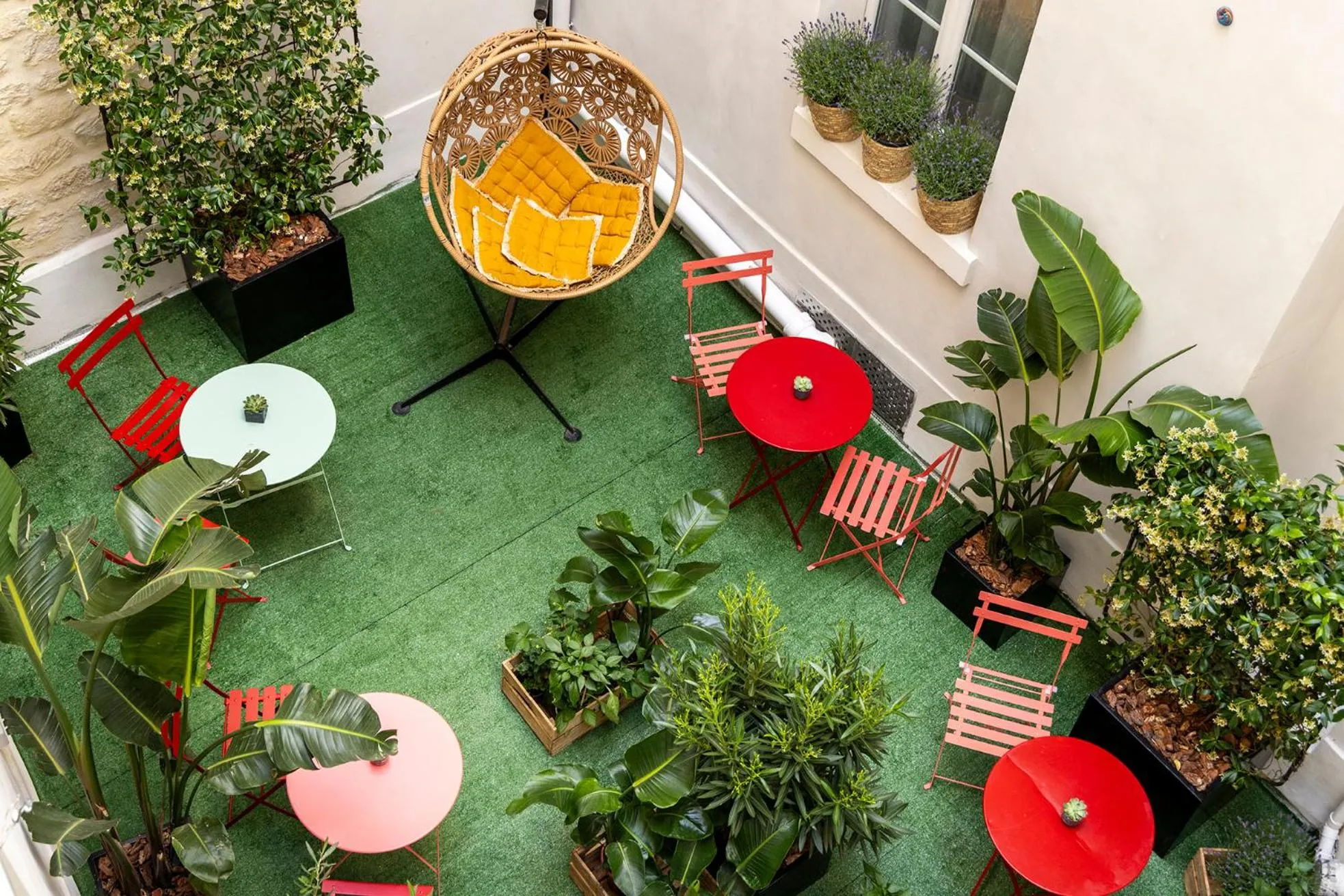 Patio in Avalon Cosy Hotel Paris