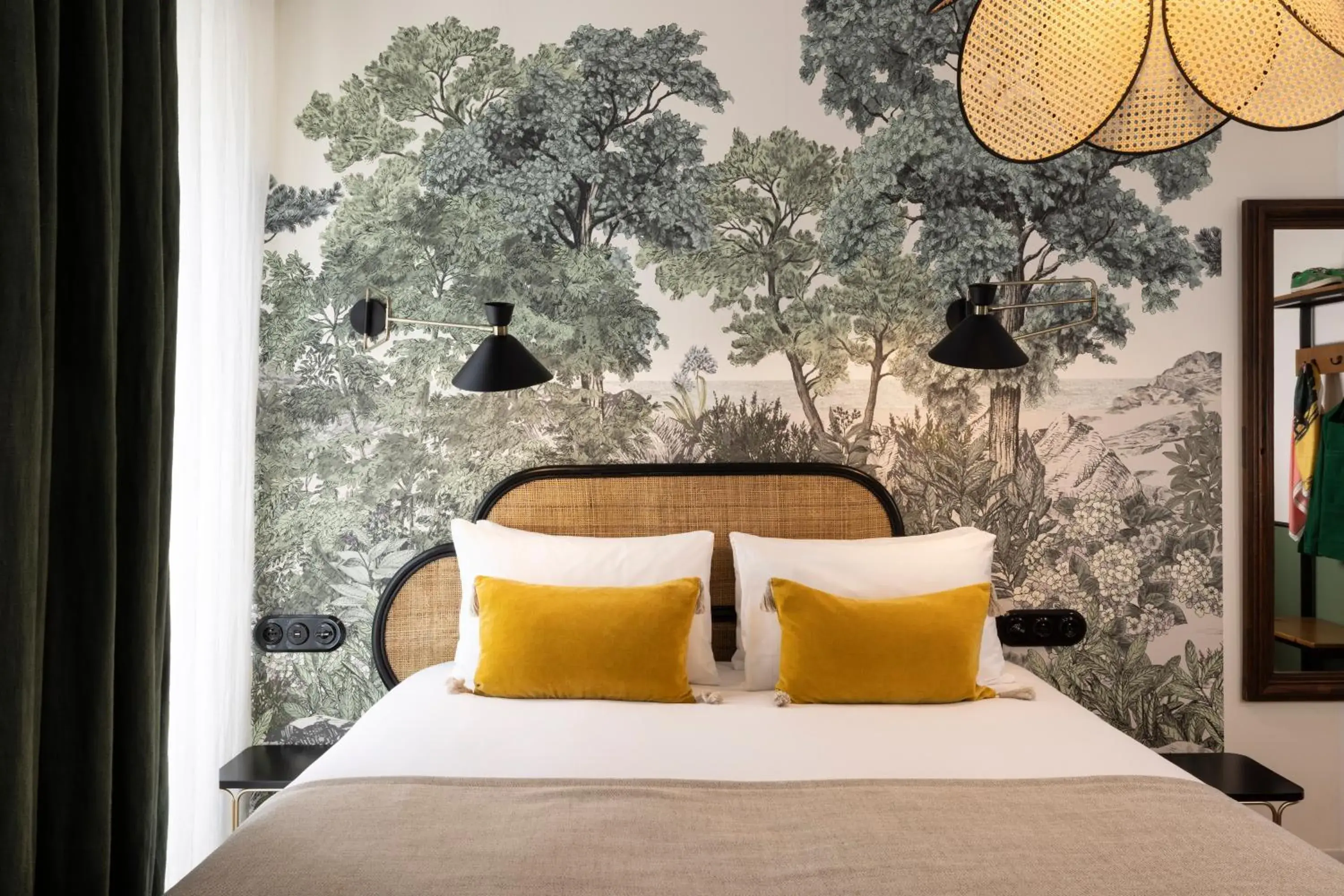 Superior Double Room with Bath tub in Avalon Cosy Hotel Paris Superior Double Room with Bath tub in Avalon Cosy Hotel Paris