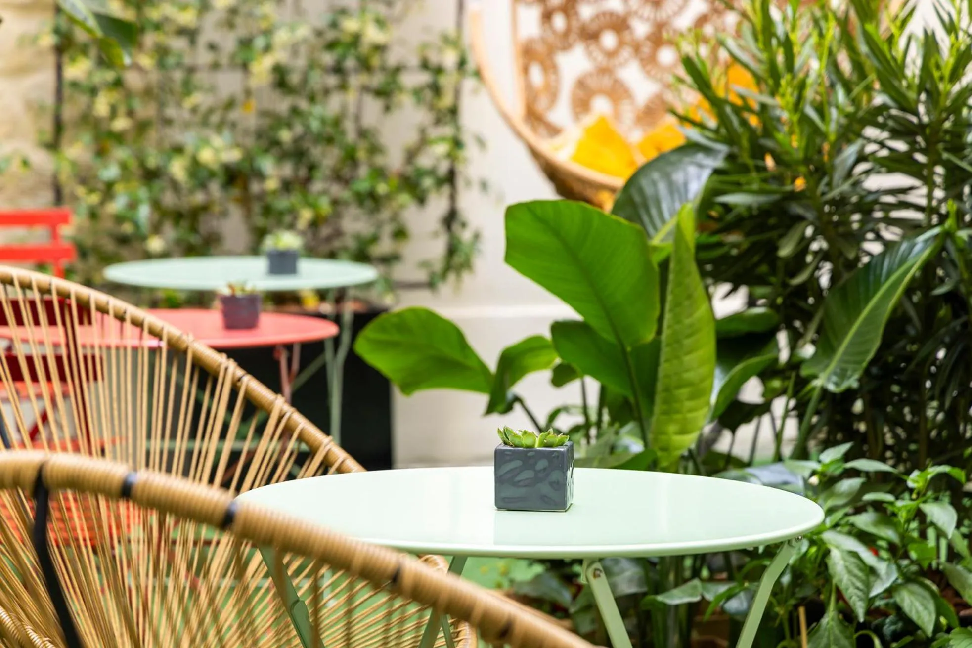 Patio in Avalon Cosy Hotel Paris