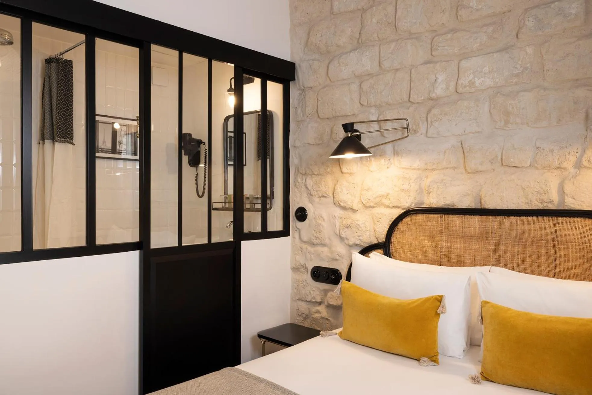 Photo of the whole room, Bed in Avalon Cosy Hotel Paris