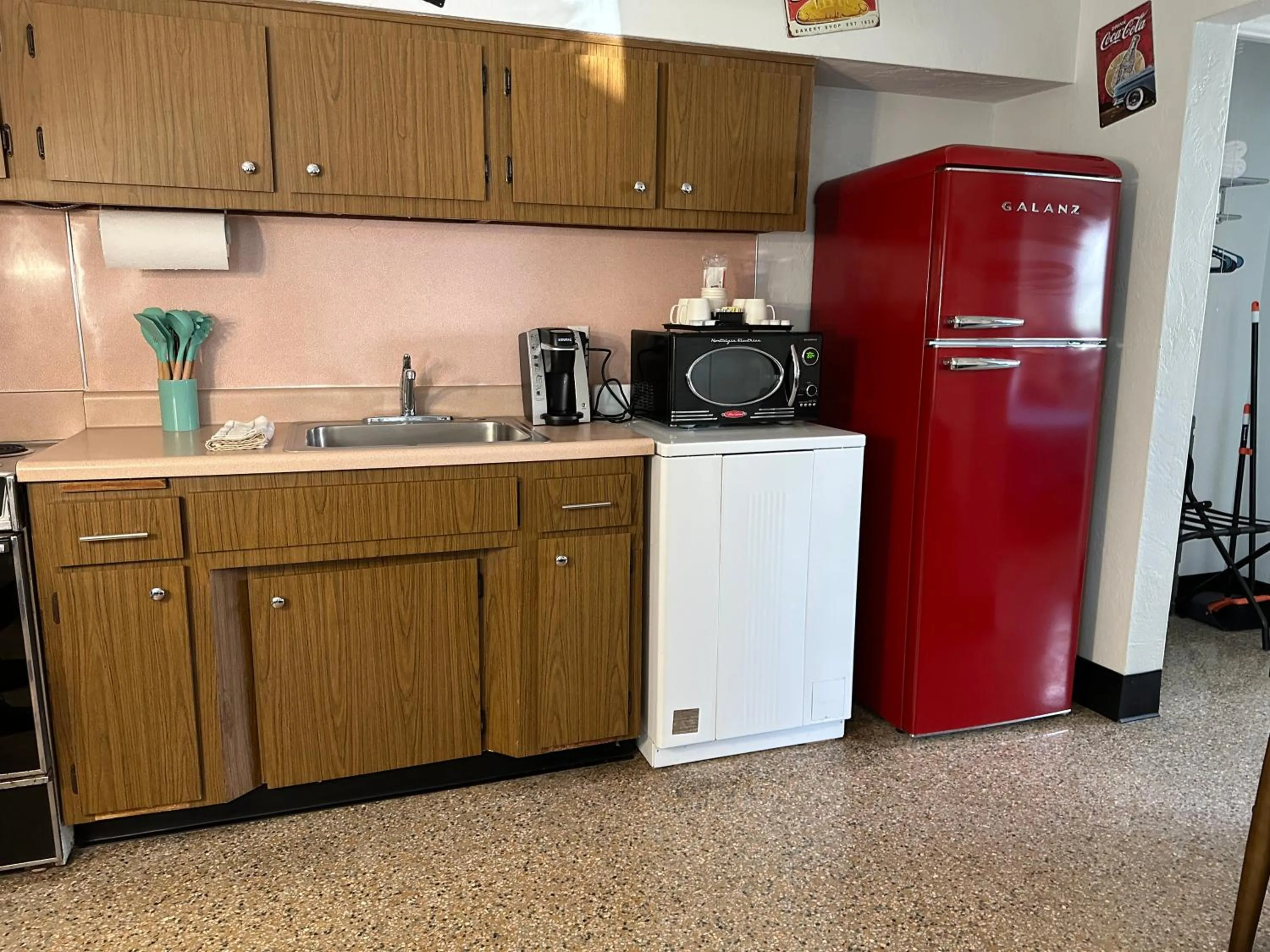 kitchen in Sea Jay Motel and Marina