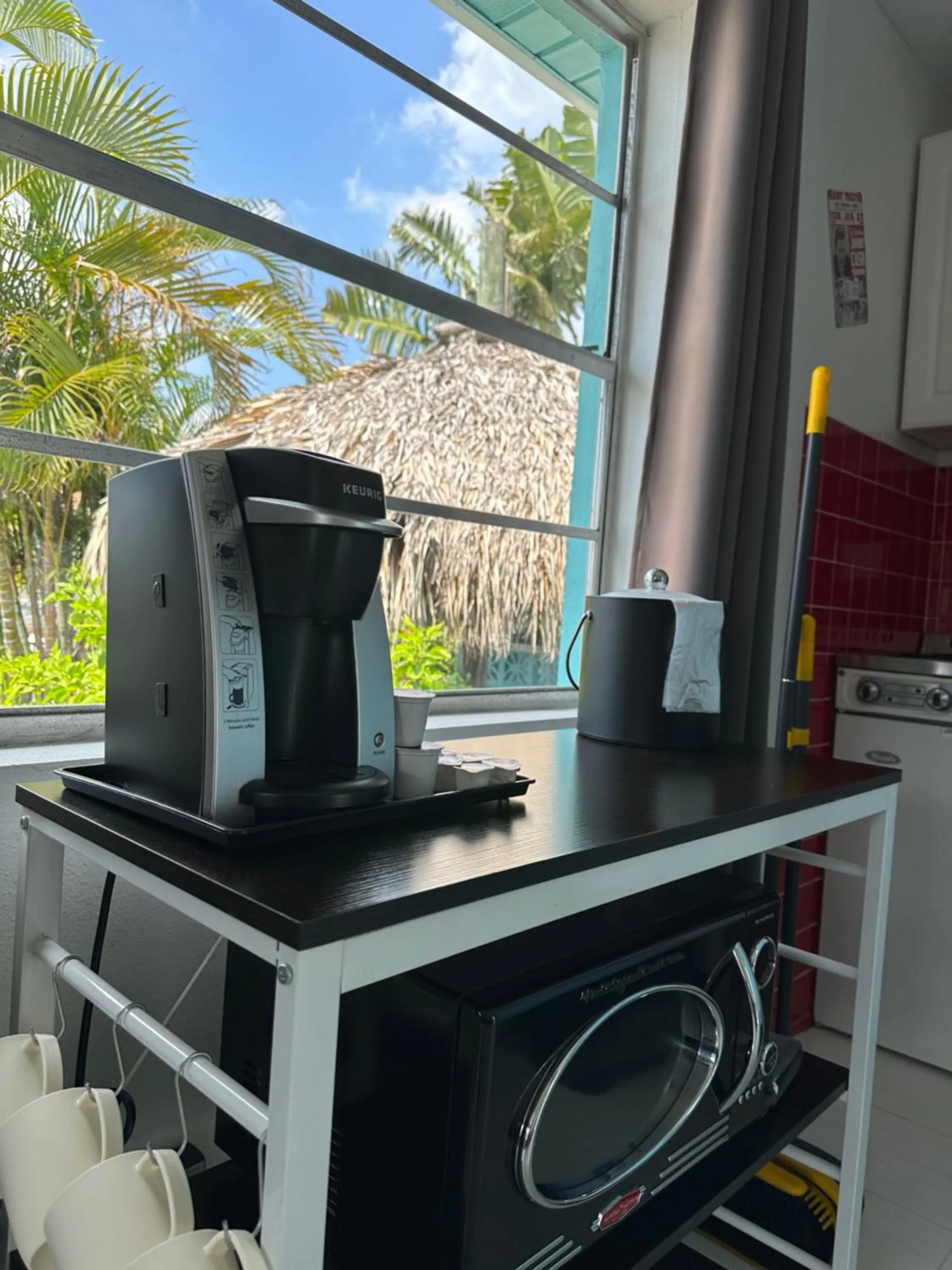 microwave in Sea Jay Motel and Marina