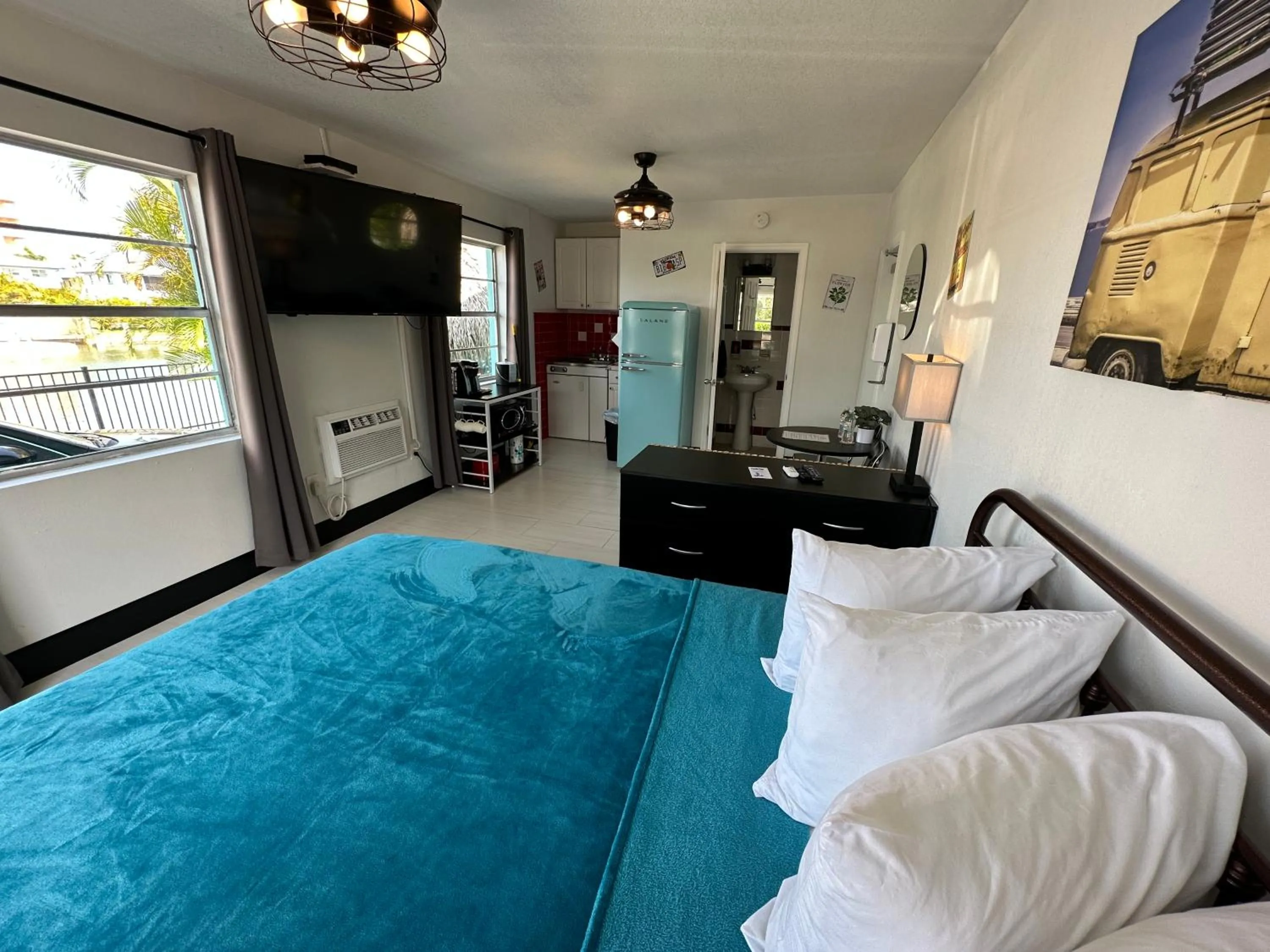 Photo of the whole room, Bed in Sea Jay Motel and Marina