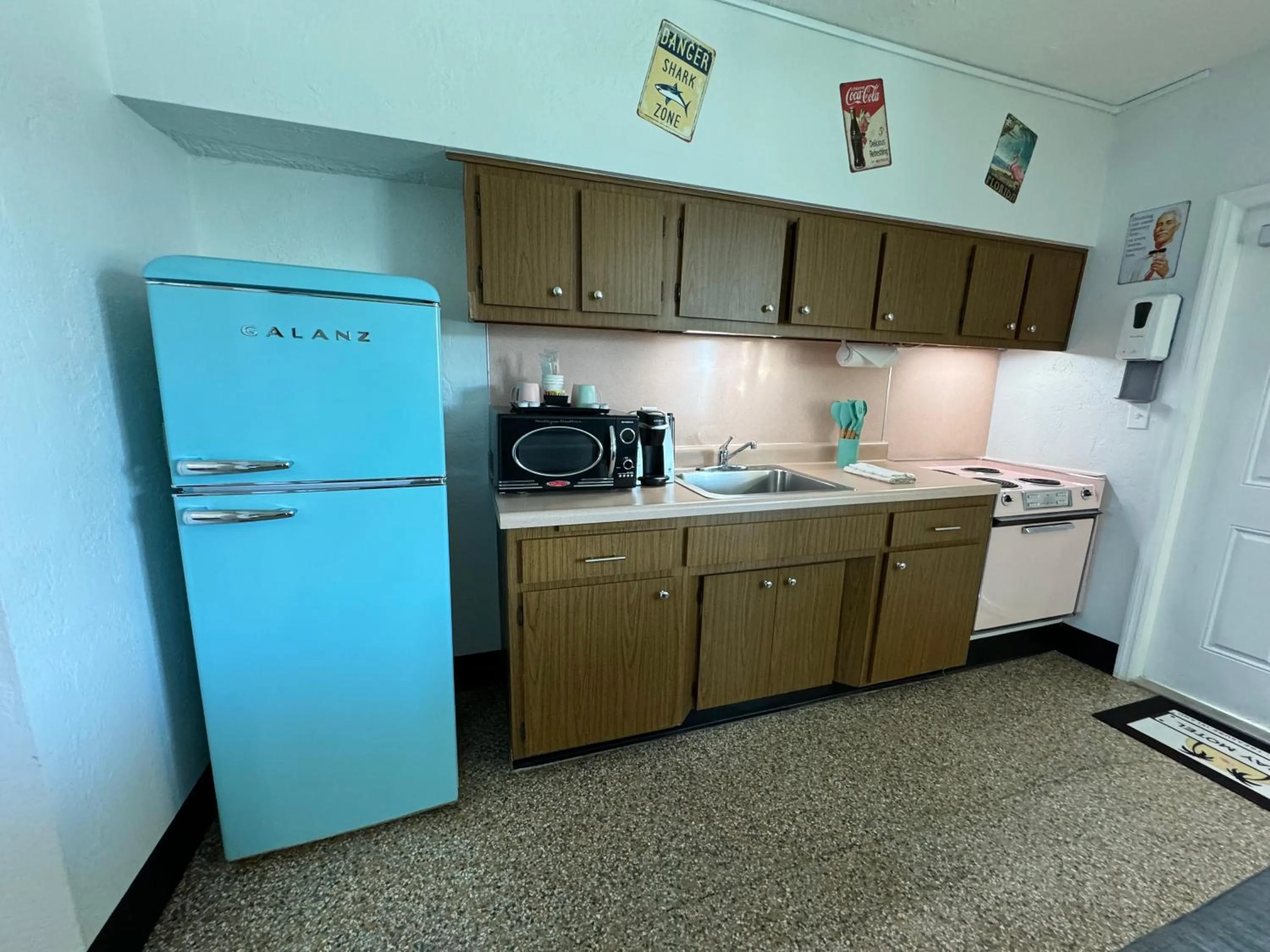 Kitchen or kitchenette in Sea Jay Motel and Marina