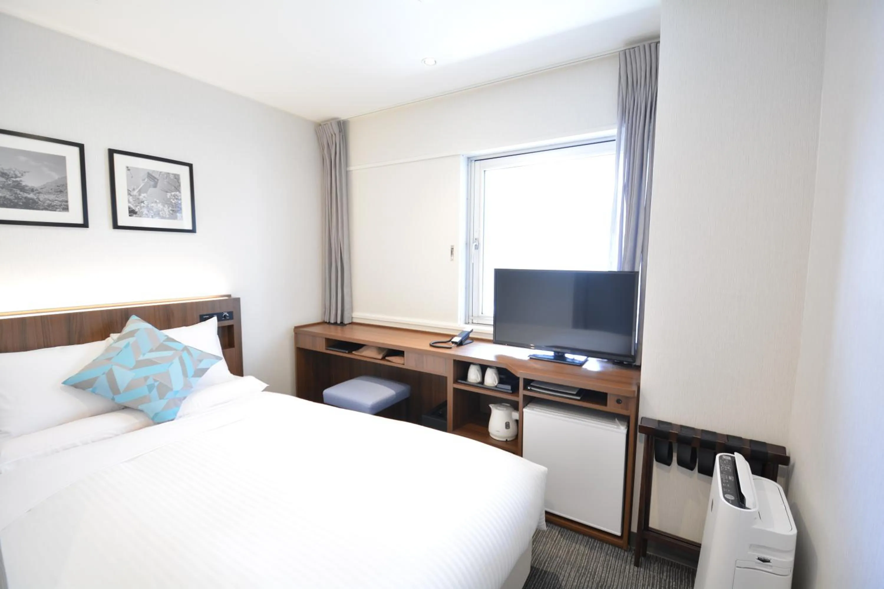 Photo of the whole room, Bed in HOTEL MYSTAYS Hakodate Station