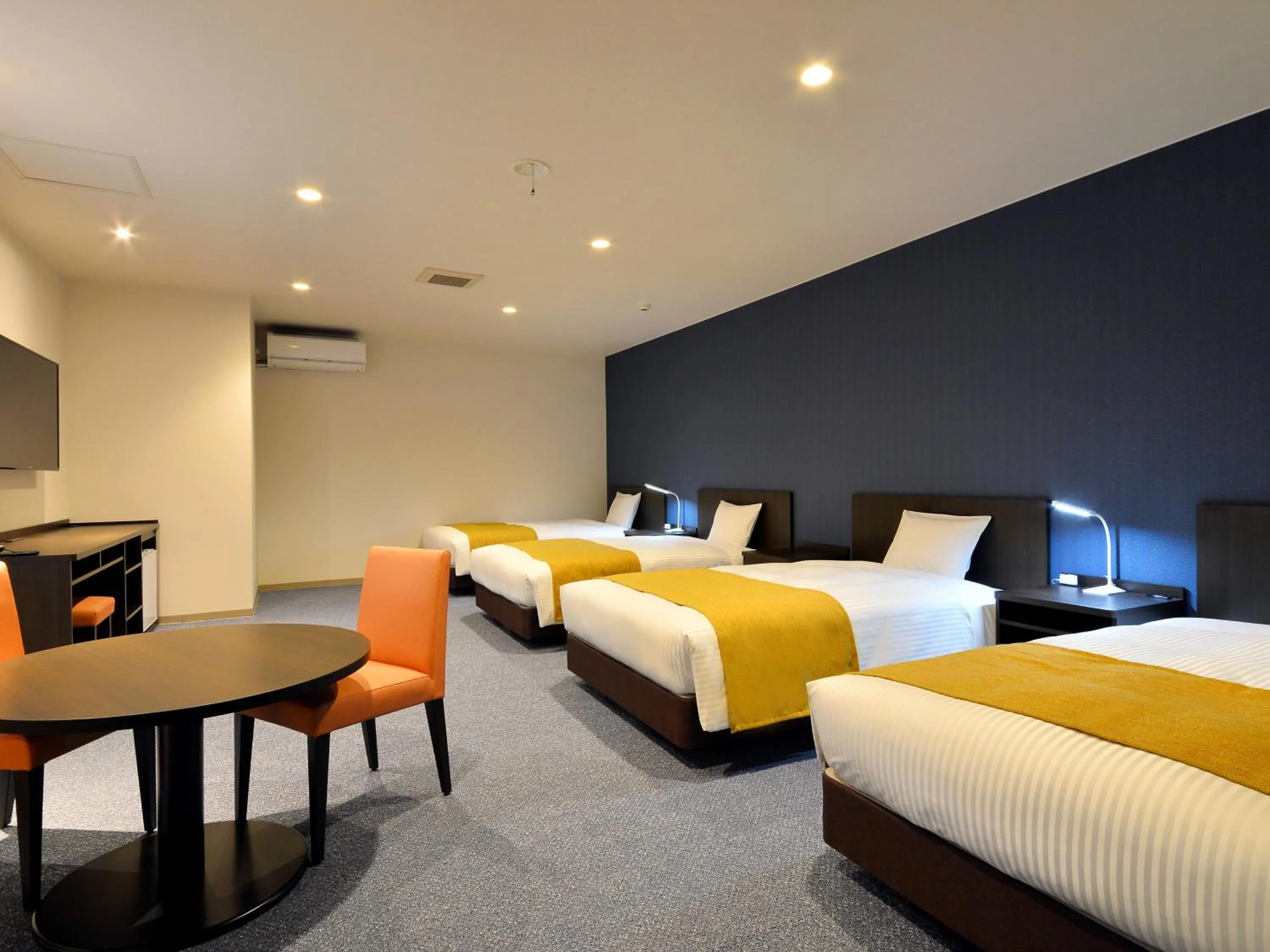 Photo of the whole room, Bed in HOTEL MYSTAYS Hakodate Station