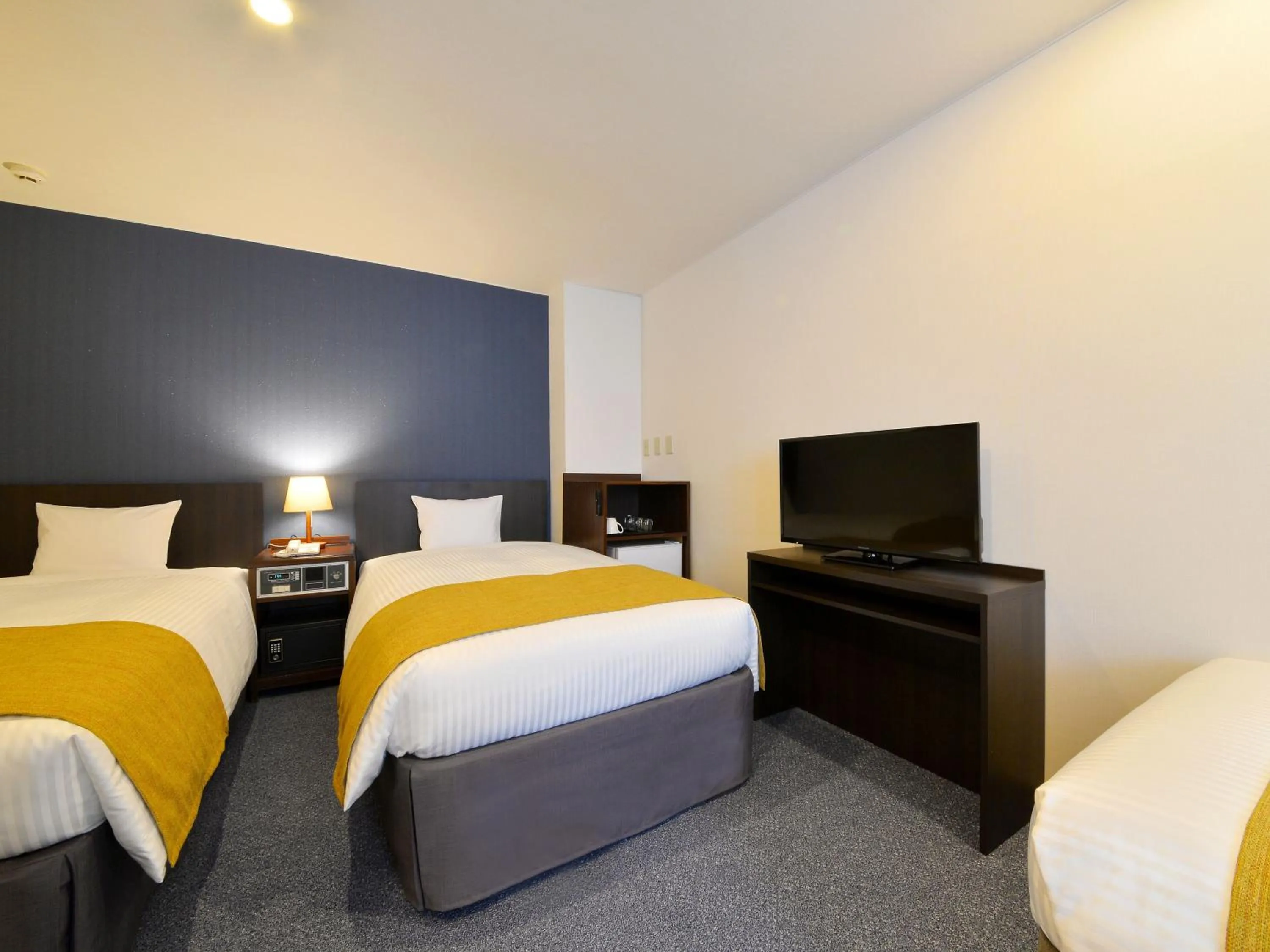 Photo of the whole room, Bed in HOTEL MYSTAYS Hakodate Station