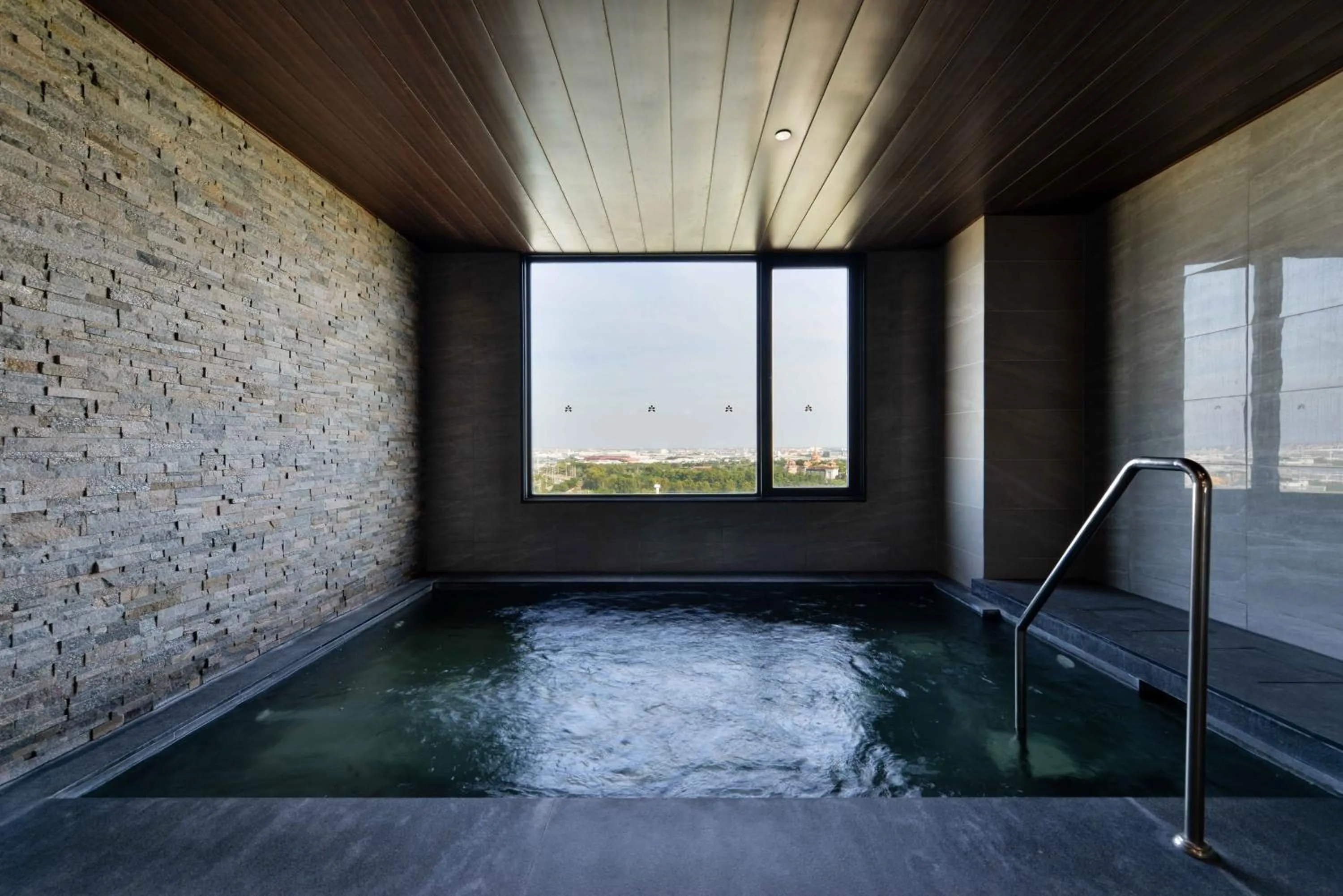 Swimming pool in Hotel Nikko Amata City Chonburi