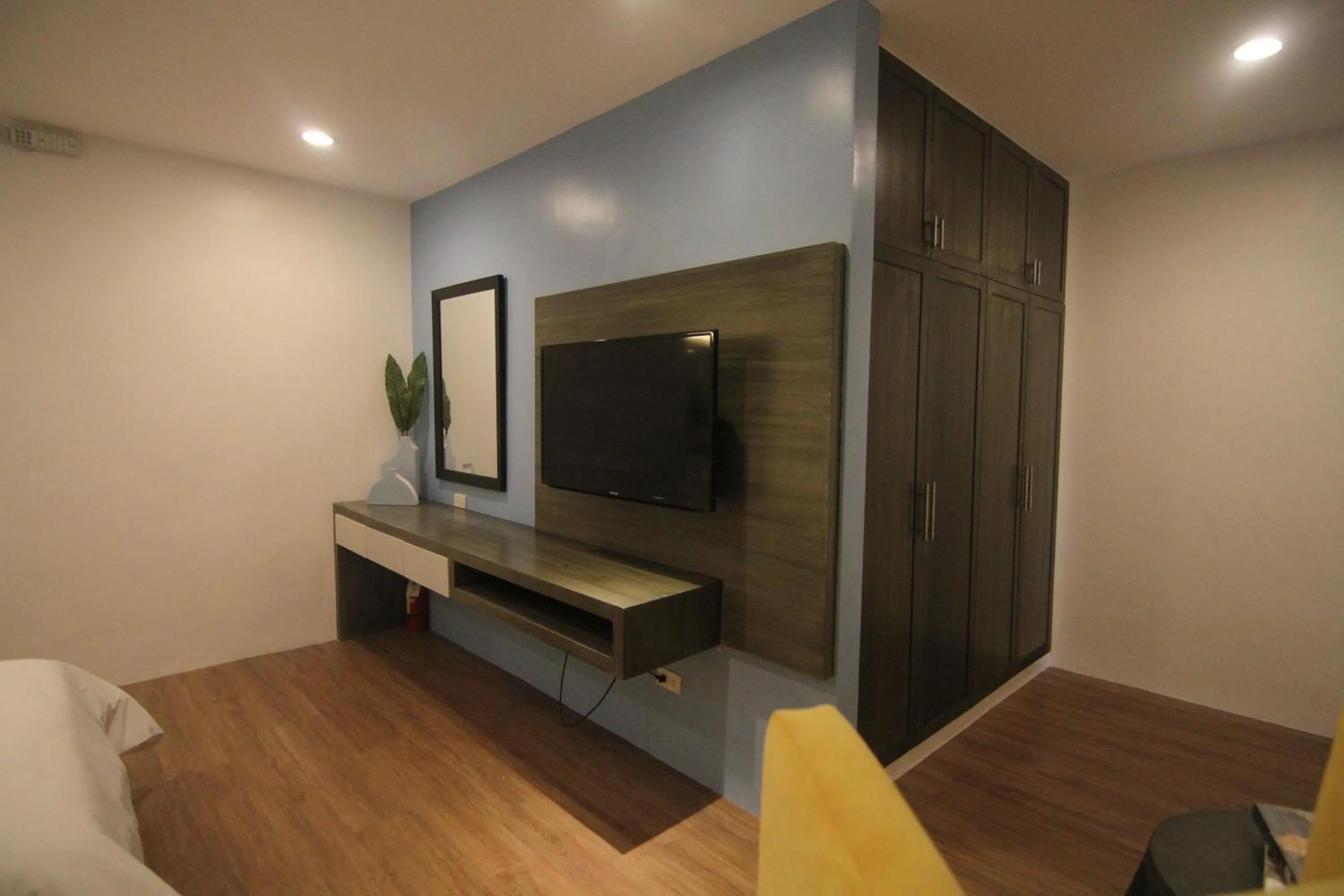 TV and multimedia in Bryan Condo Suites Makati near Airport
