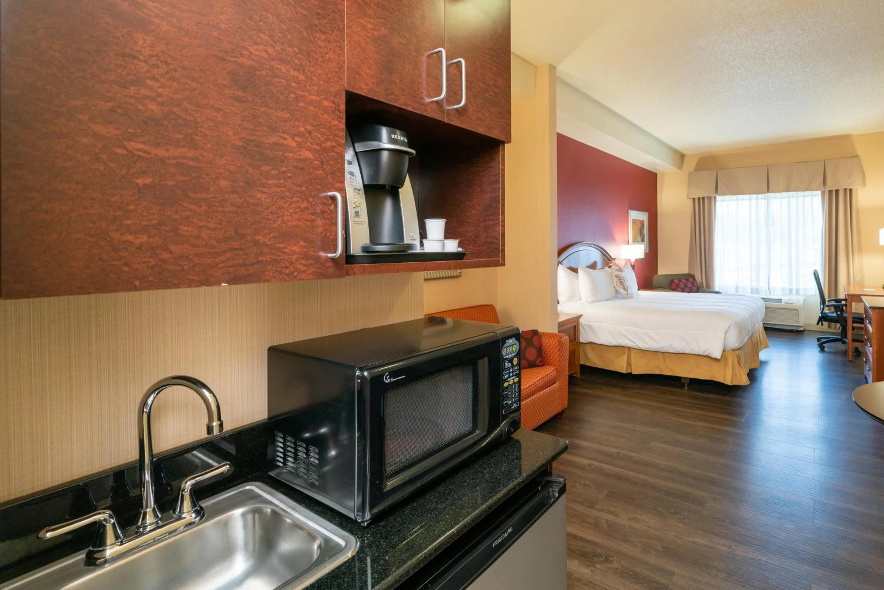 Coffee/tea facilities, Bed in Hotel Arboretum