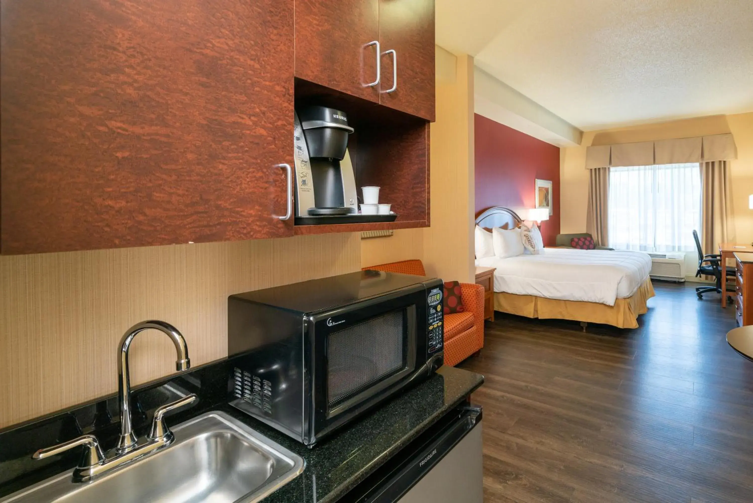 Coffee/tea facilities, Bed in Hotel Arboretum Coffee/tea facilities, Bed in Hotel Arboretum