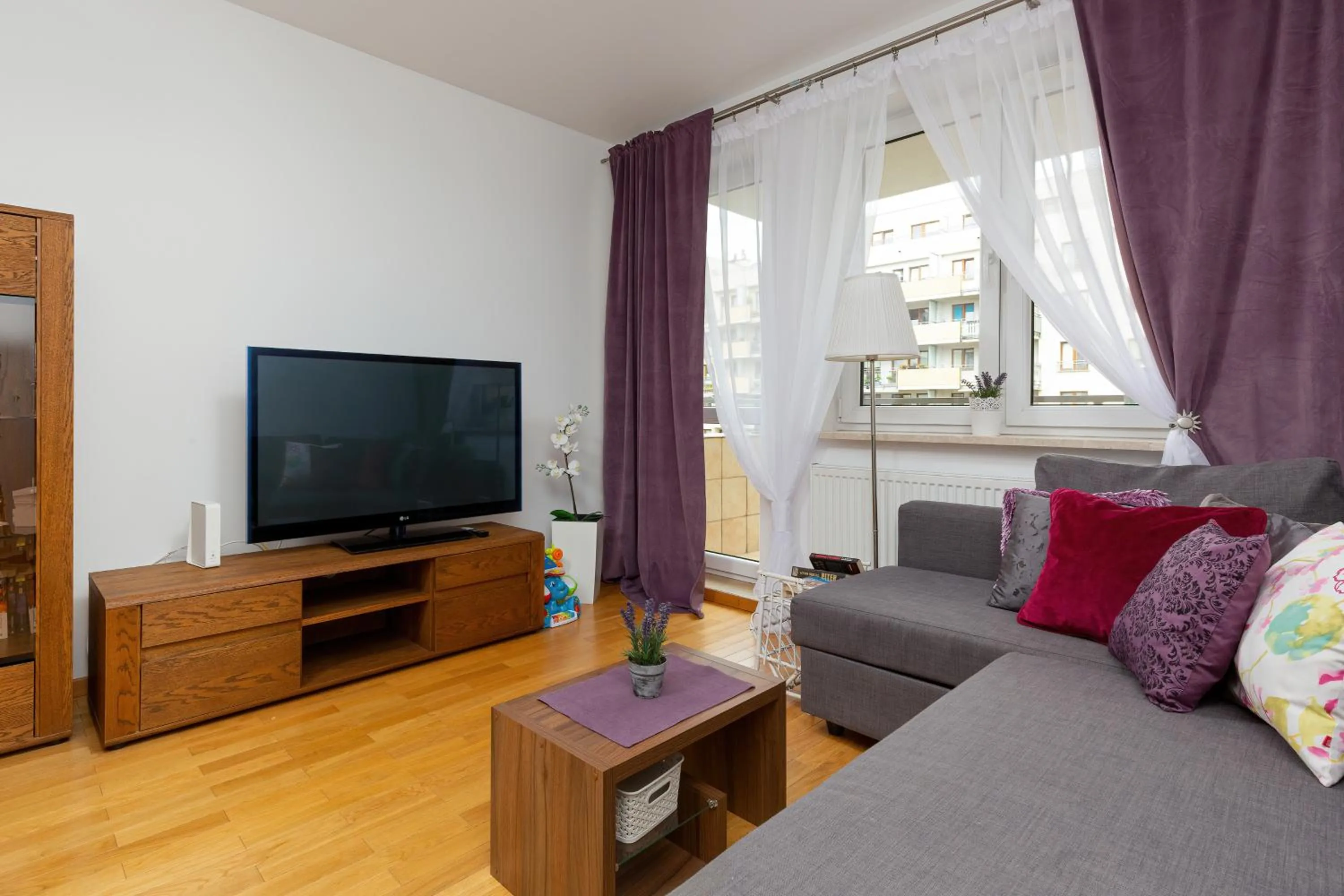 Living room in Atrium Ursus Warsaw Apartments by Noclegi Renters