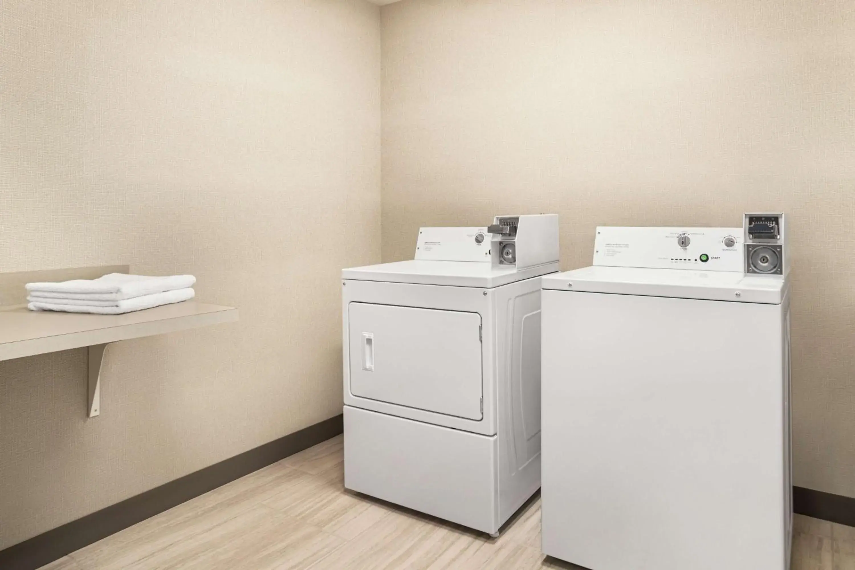 Property building in Hampton Inn & Suites Miami, Kendall, Executive Airport Property building in Hampton Inn & Suites Miami, Kendall, Executive Airport