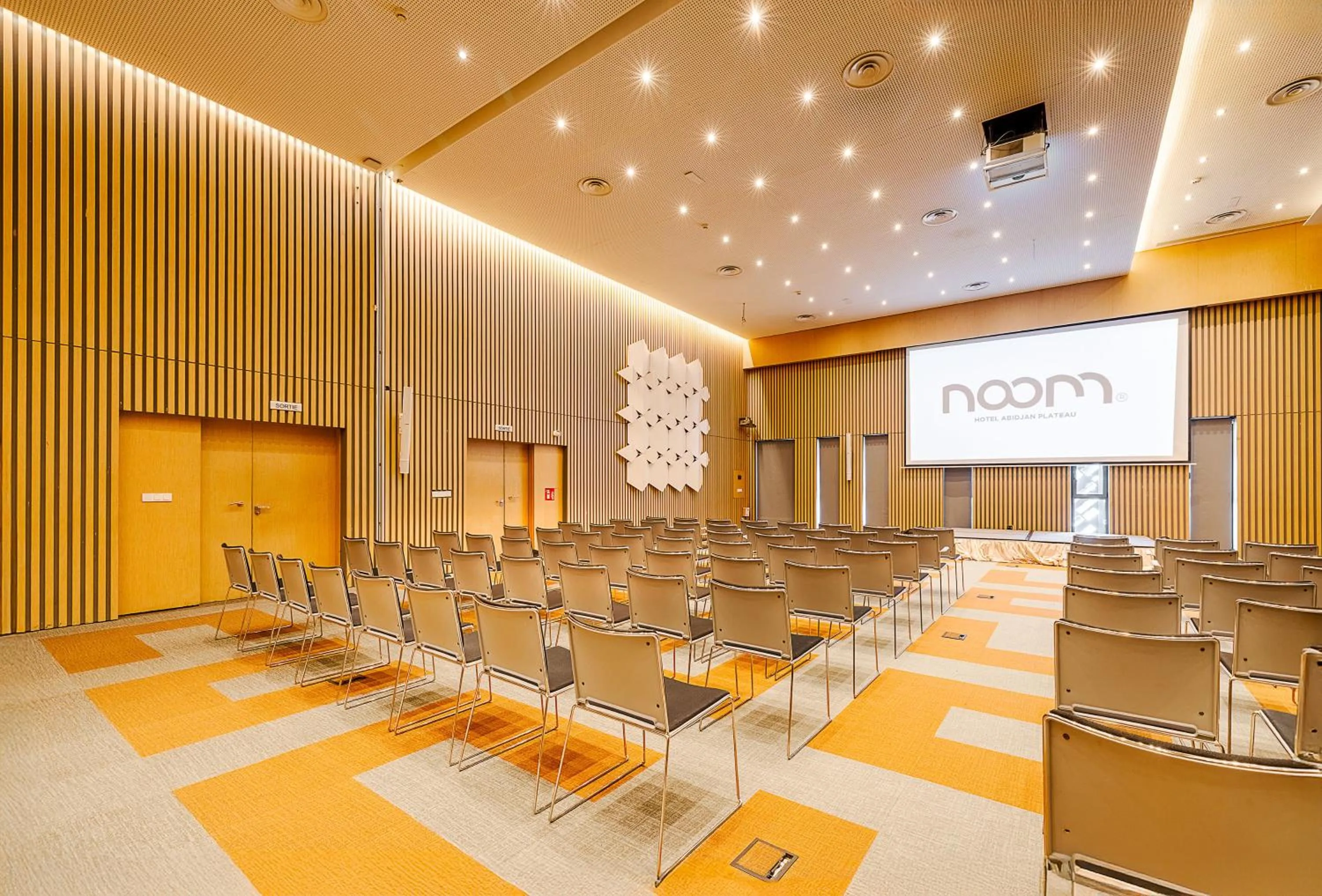 Meeting/conference room in Noom Hotel Abidjan Plateau