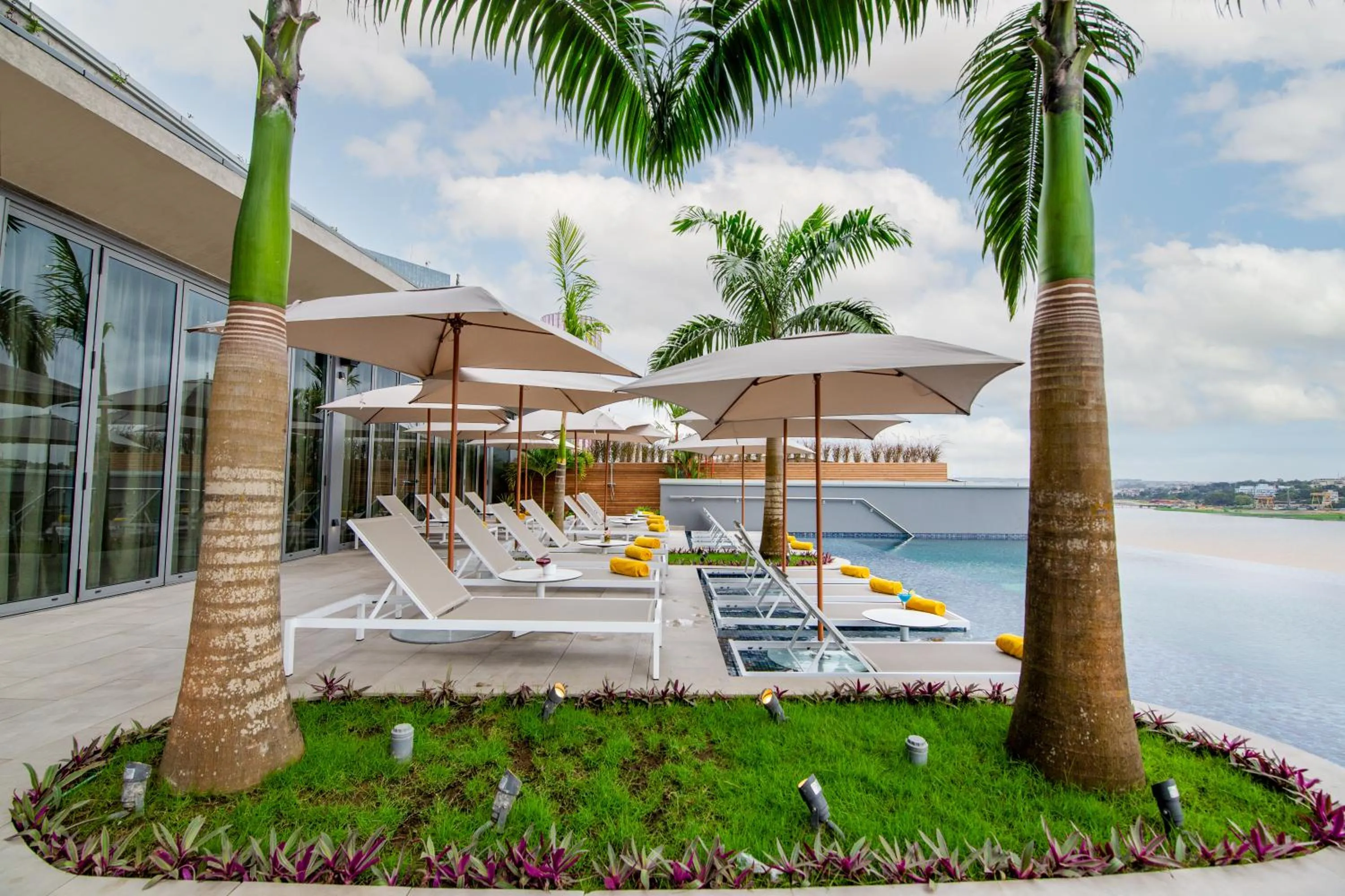 Swimming pool in Noom Hotel Abidjan Plateau