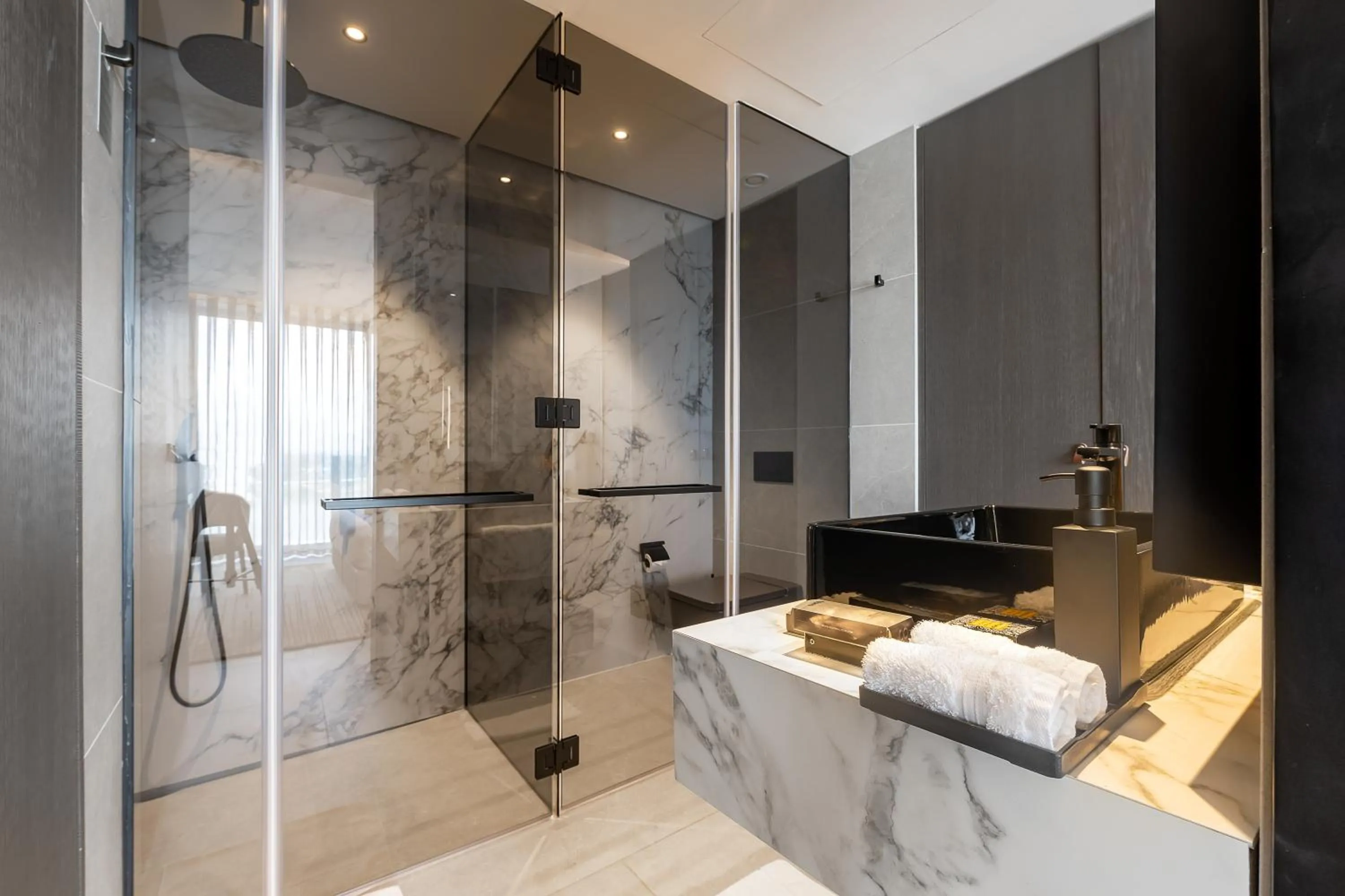 Shower in Noom Hotel Abidjan Plateau