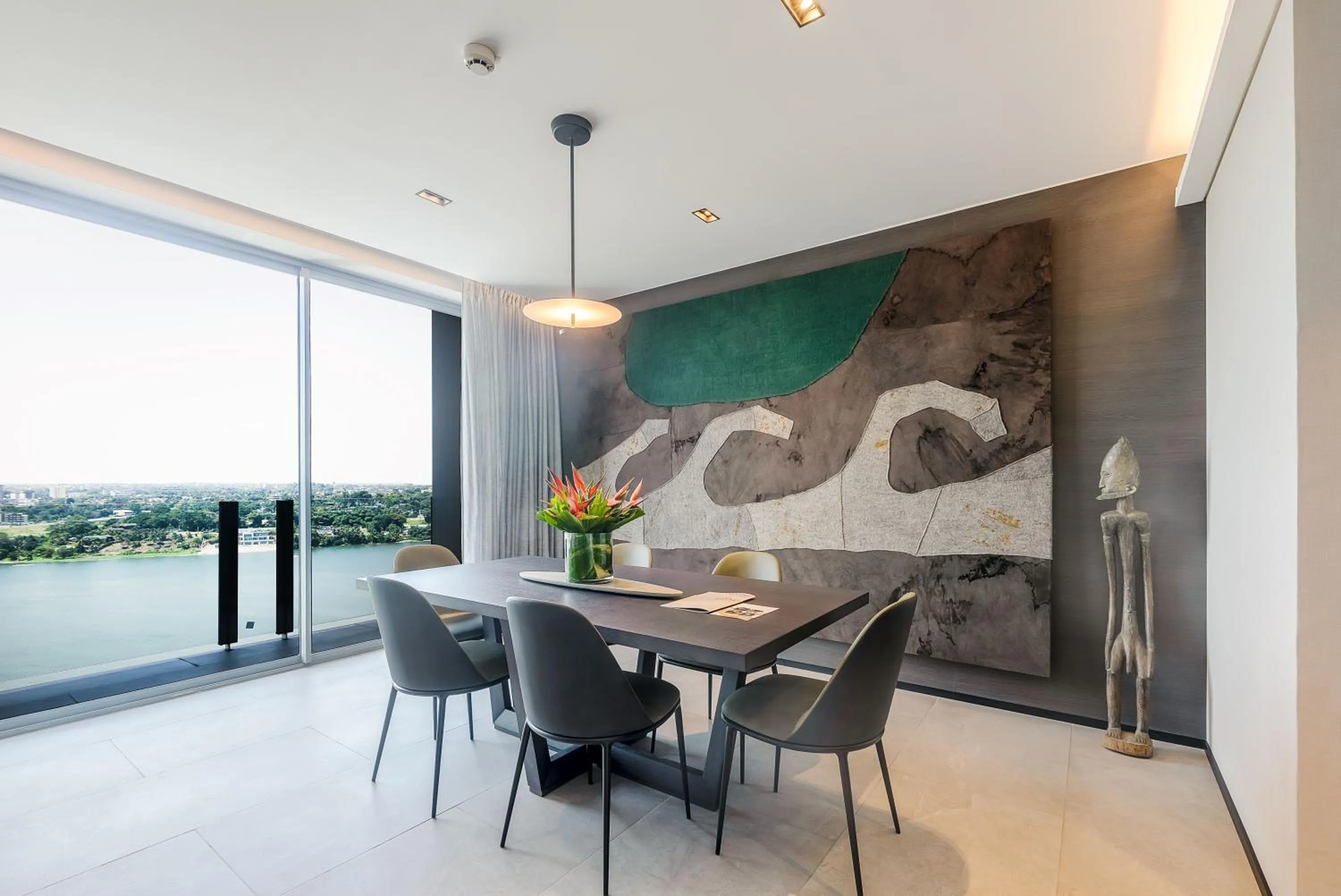 Dining area in Noom Hotel Abidjan Plateau